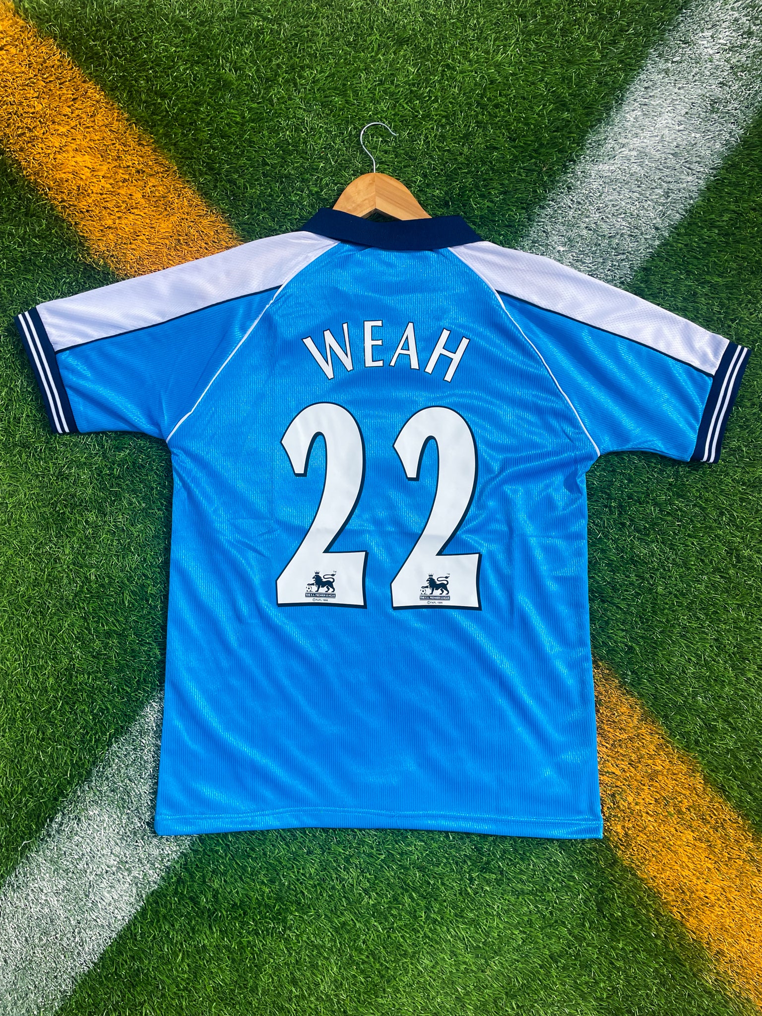 Back view showing Weah #22 on the retro football shirt

