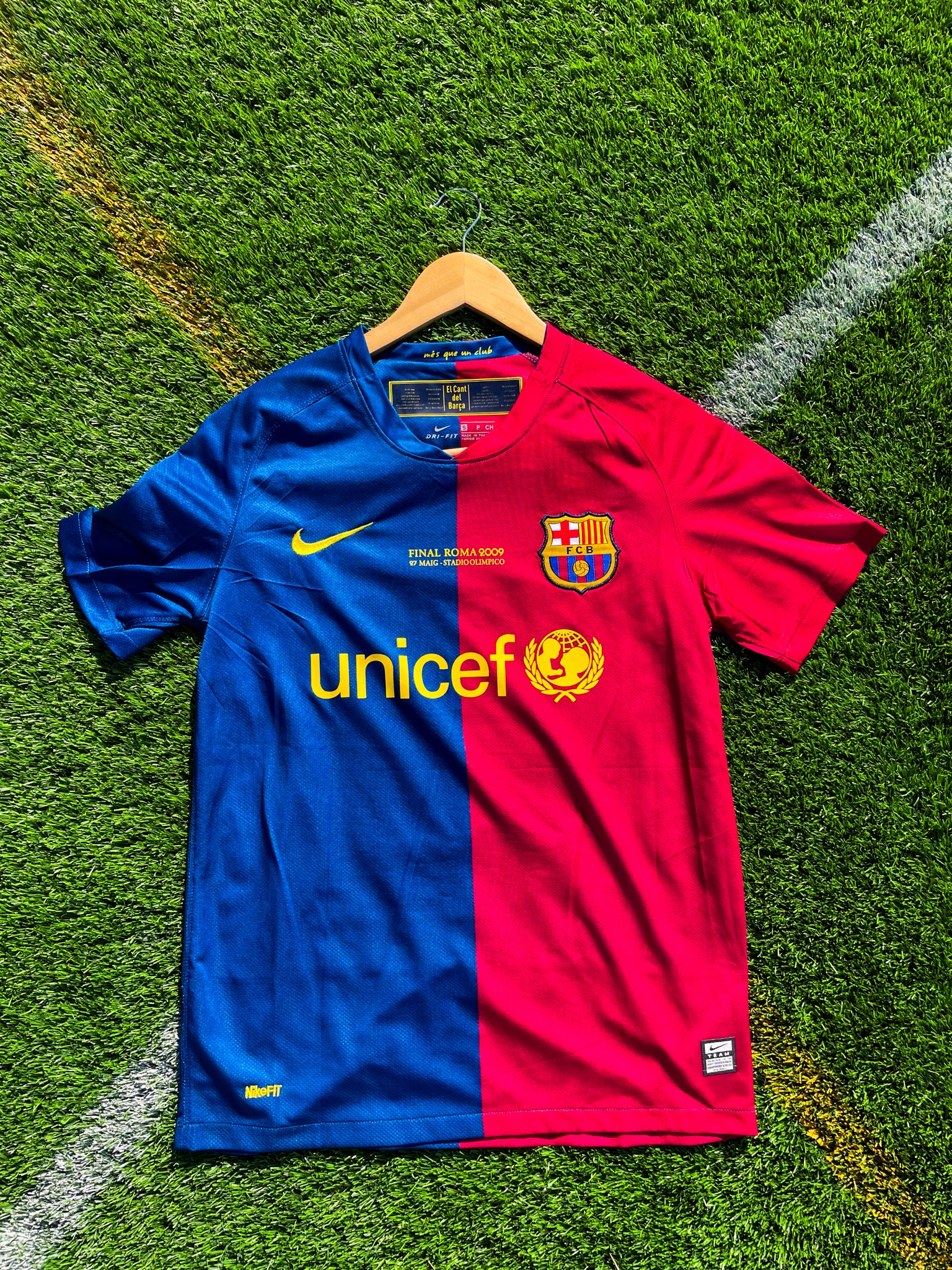 Front view of Barcelona 2008–09 Nike home jersey in red and blue

