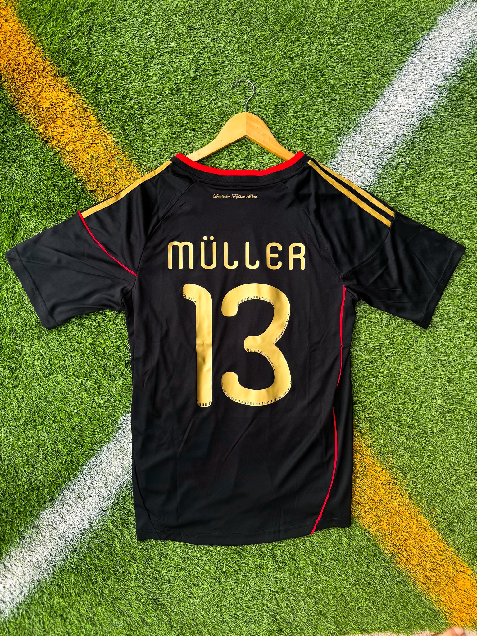 Back of jersey with Müller #13 or Özil #8

