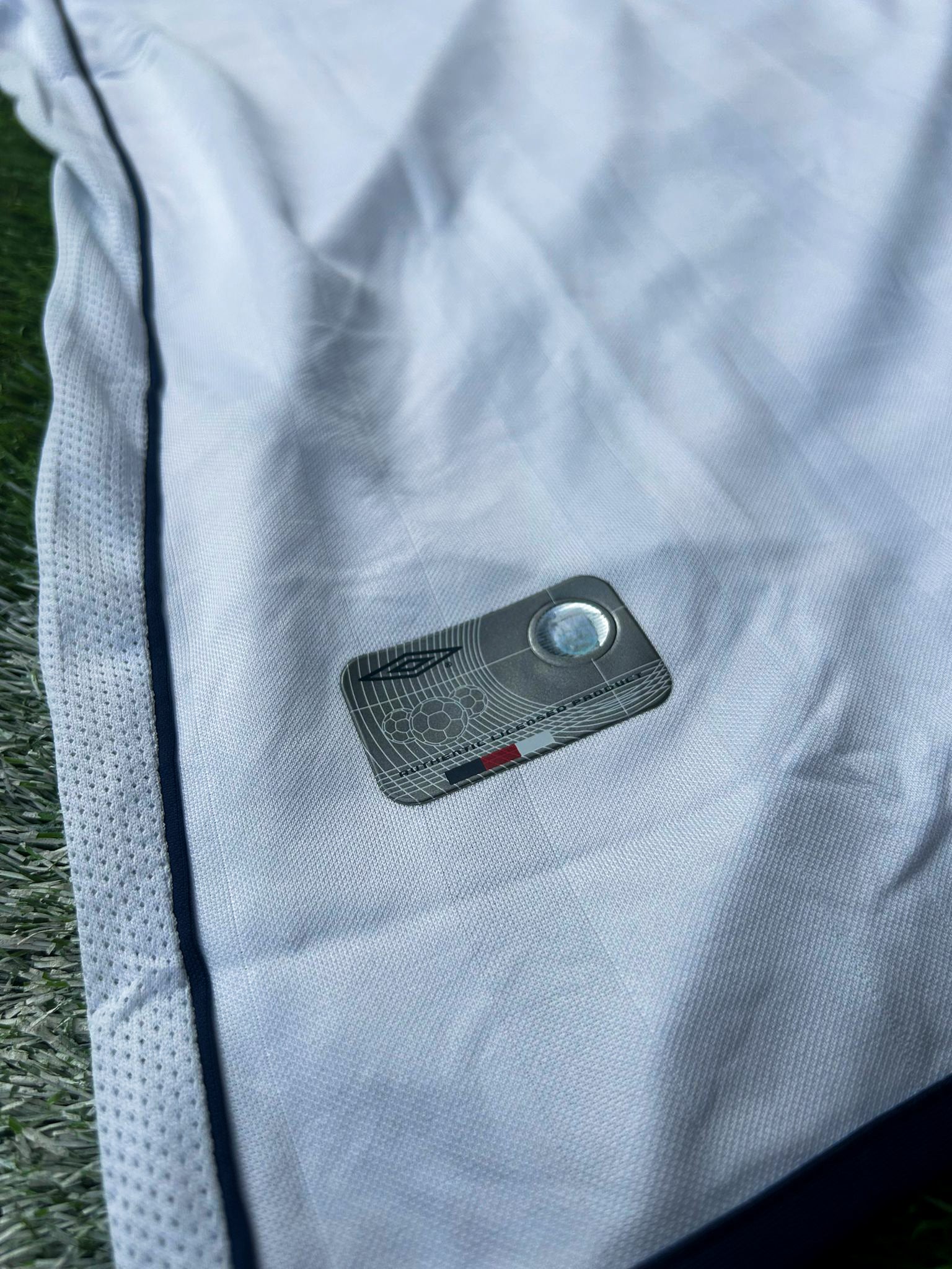 Close-up of England crest and shoulder detail on the 2002 kit.

