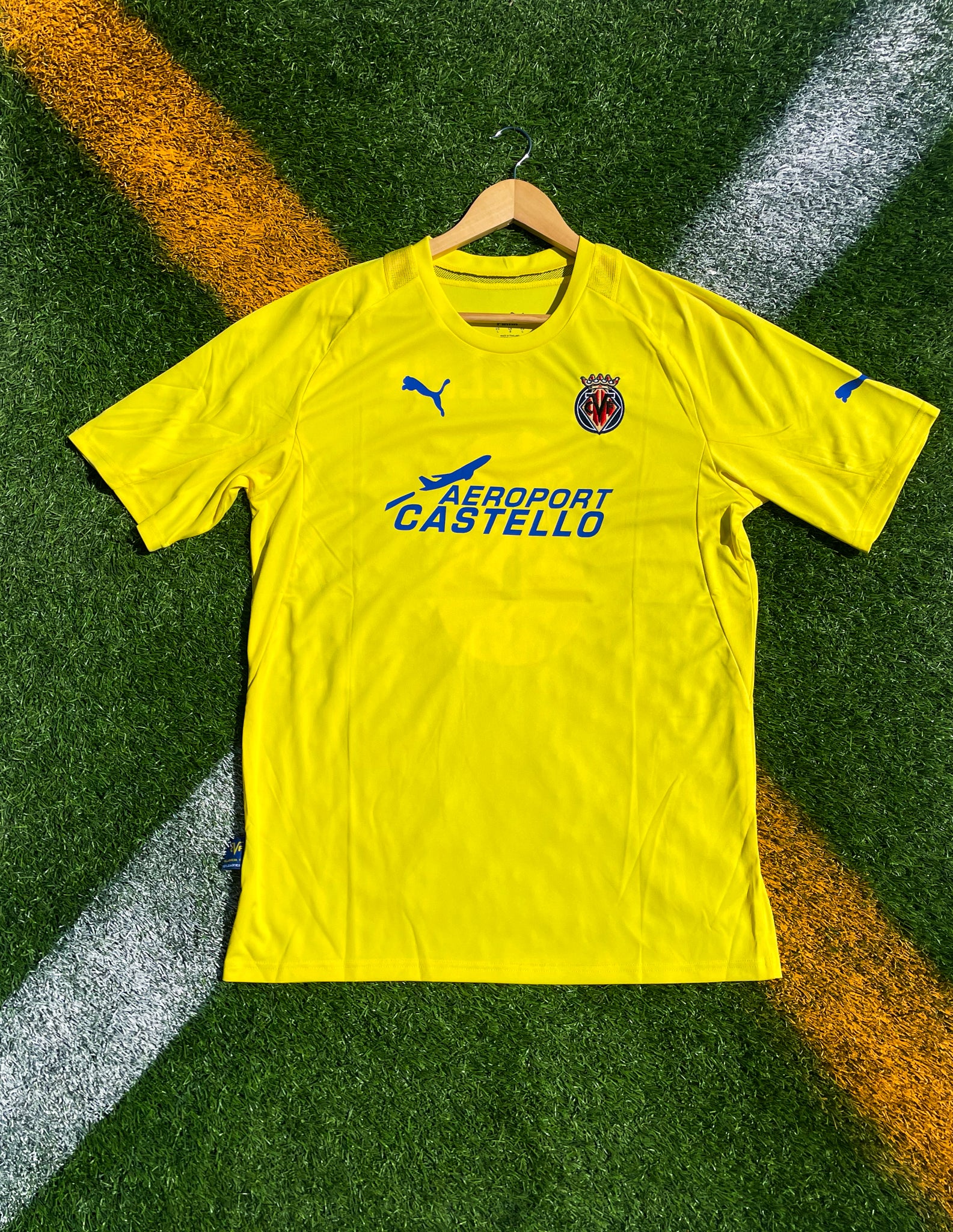 Front view of Villarreal 2005-2006 home jersey with number 8


