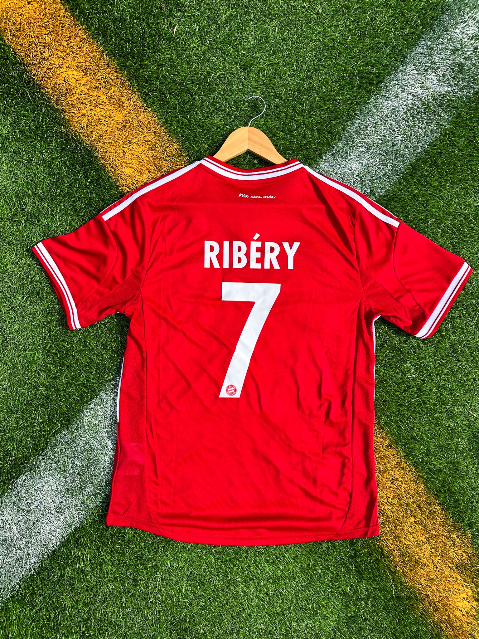 Back view showing Ribéry #7 print

