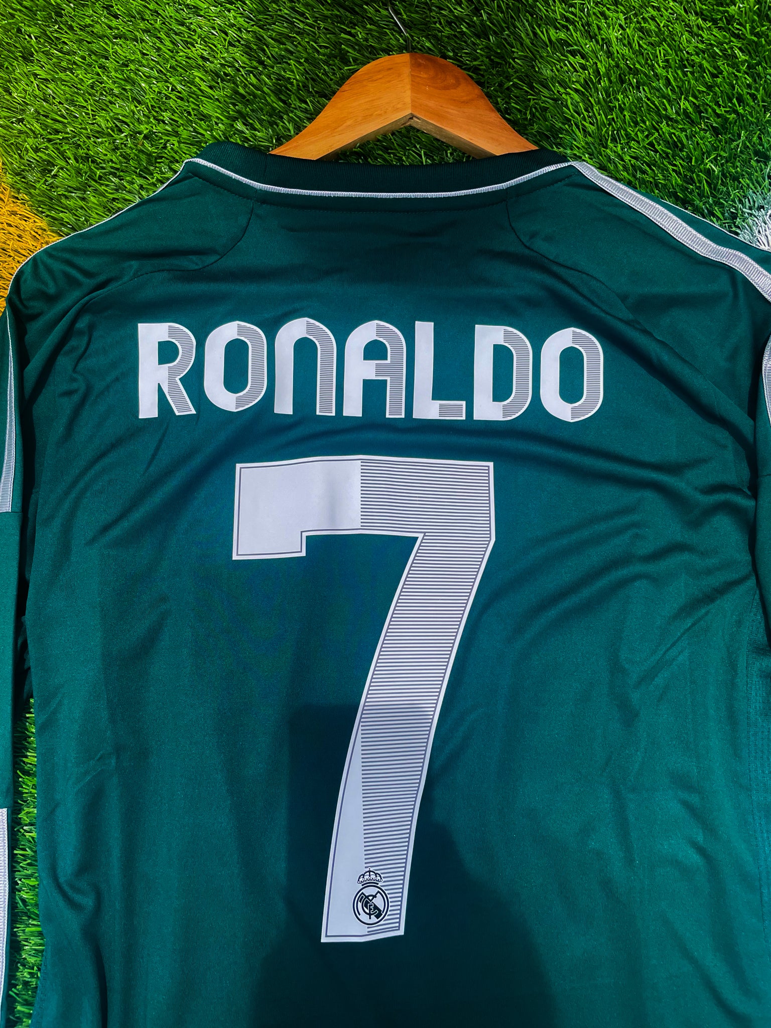 Back of the jersey showing Ronaldo name and number 7

