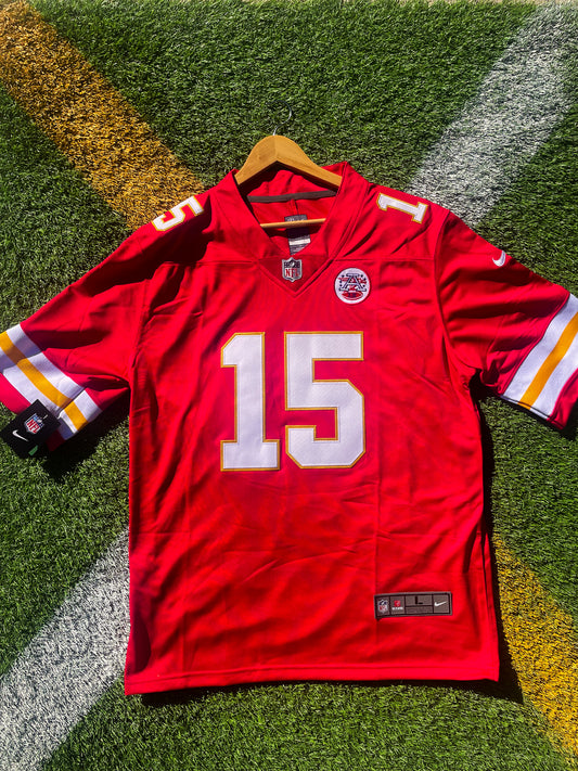 Front view of Kansas City Chiefs 2025 Patrick Mahomes #15 red jersey

