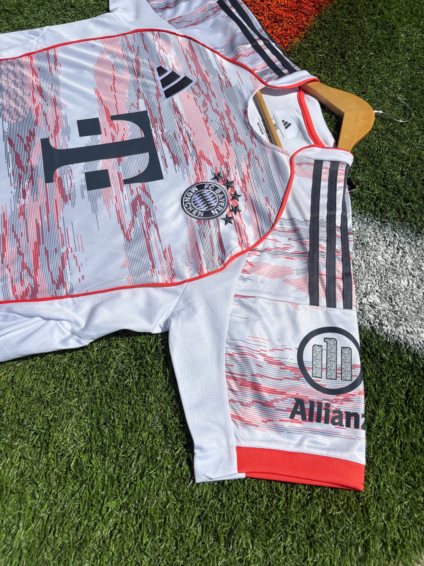 Bayern Munich 2025/2026 Away Jersey – Jamal Musiala 42-Classic White Bavarian Kit