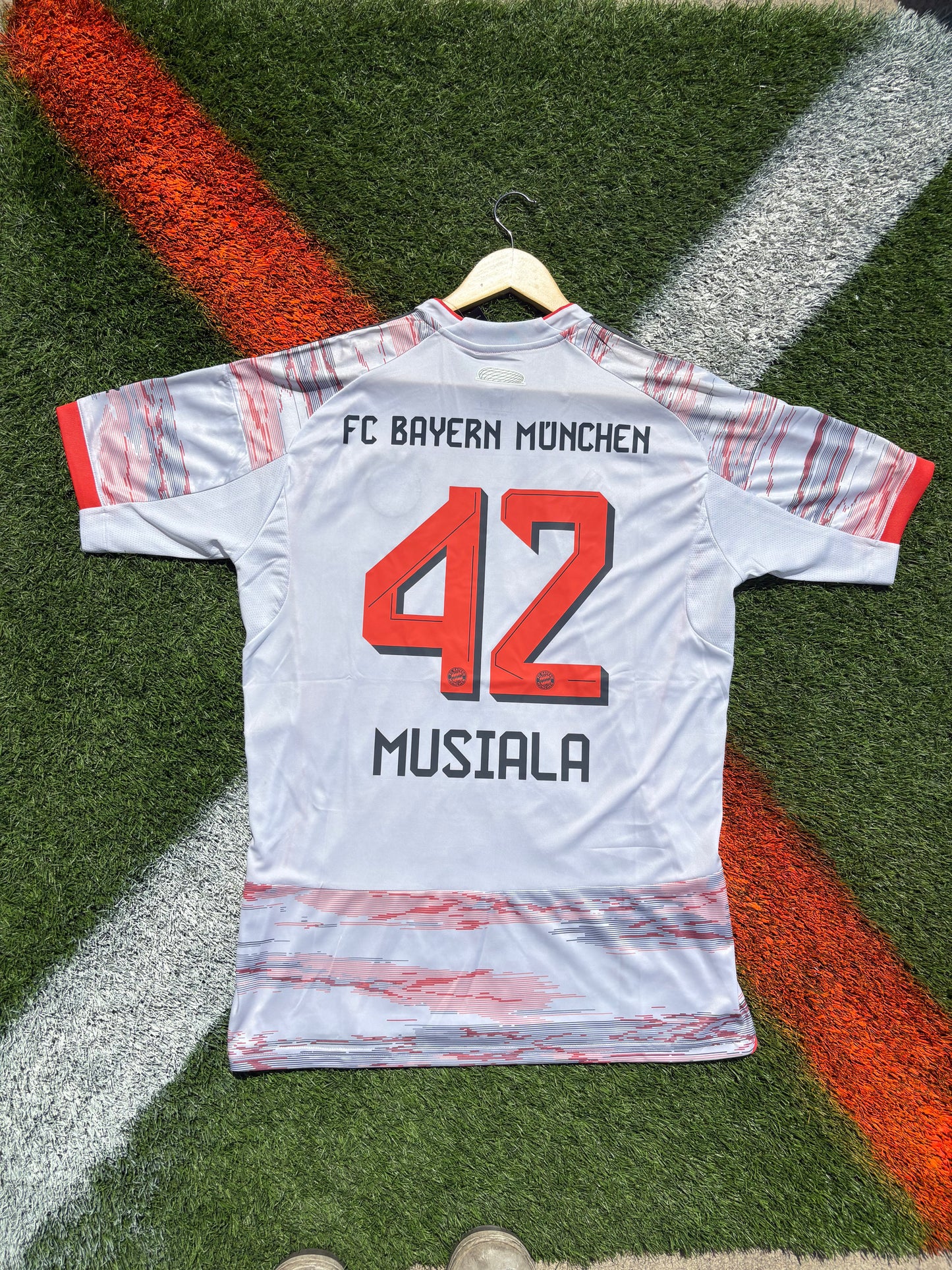 Bayern Munich 2025/2026 Away Jersey – Jamal Musiala 42-Classic White Bavarian Kit