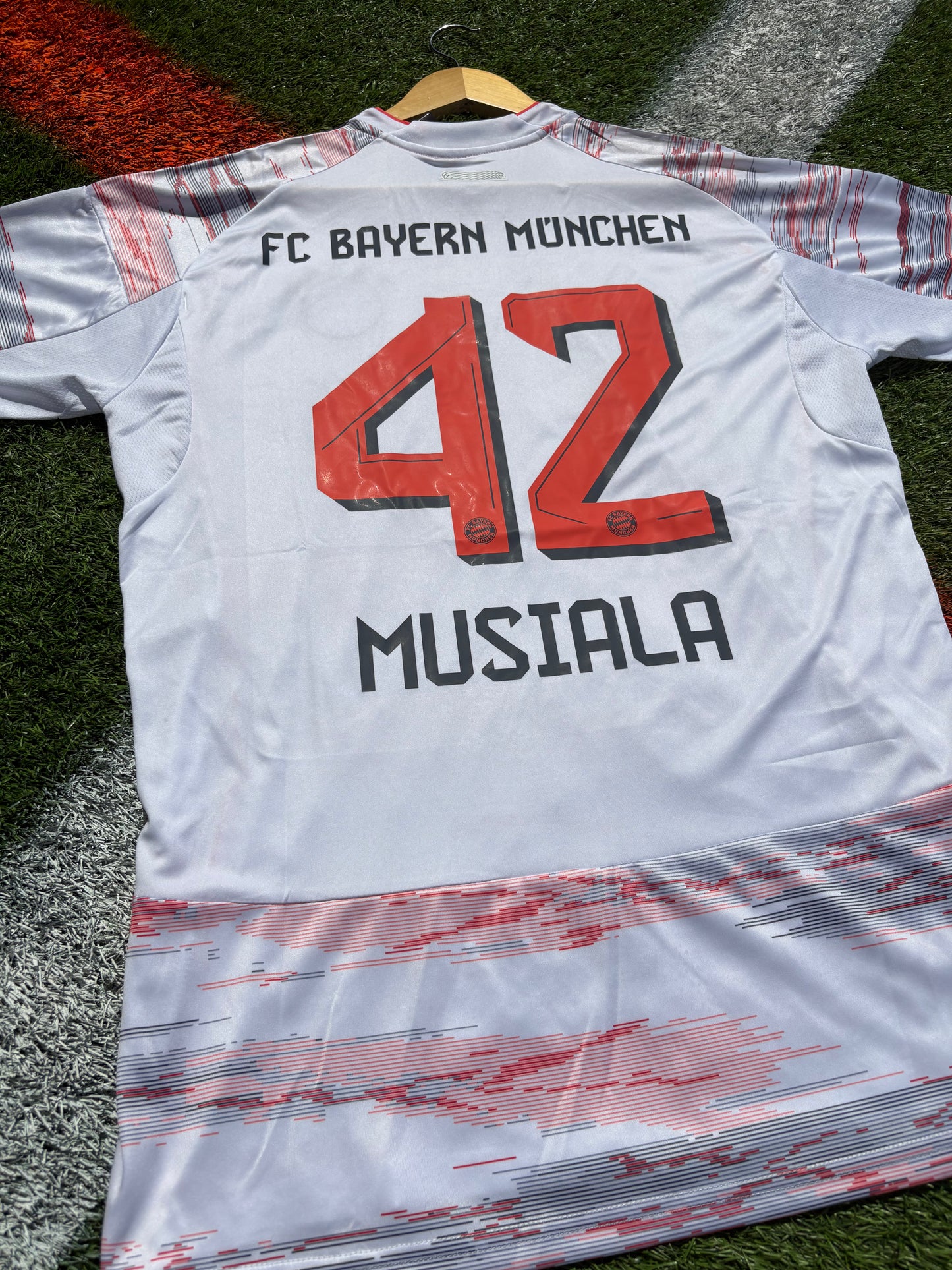 Bayern Munich 2025/2026 Away Jersey – Jamal Musiala 42-Classic White Bavarian Kit