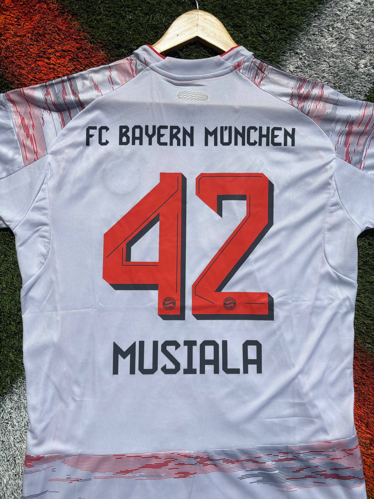 Bayern Munich 2025/2026 Away Jersey – Jamal Musiala 42-Classic White Bavarian Kit