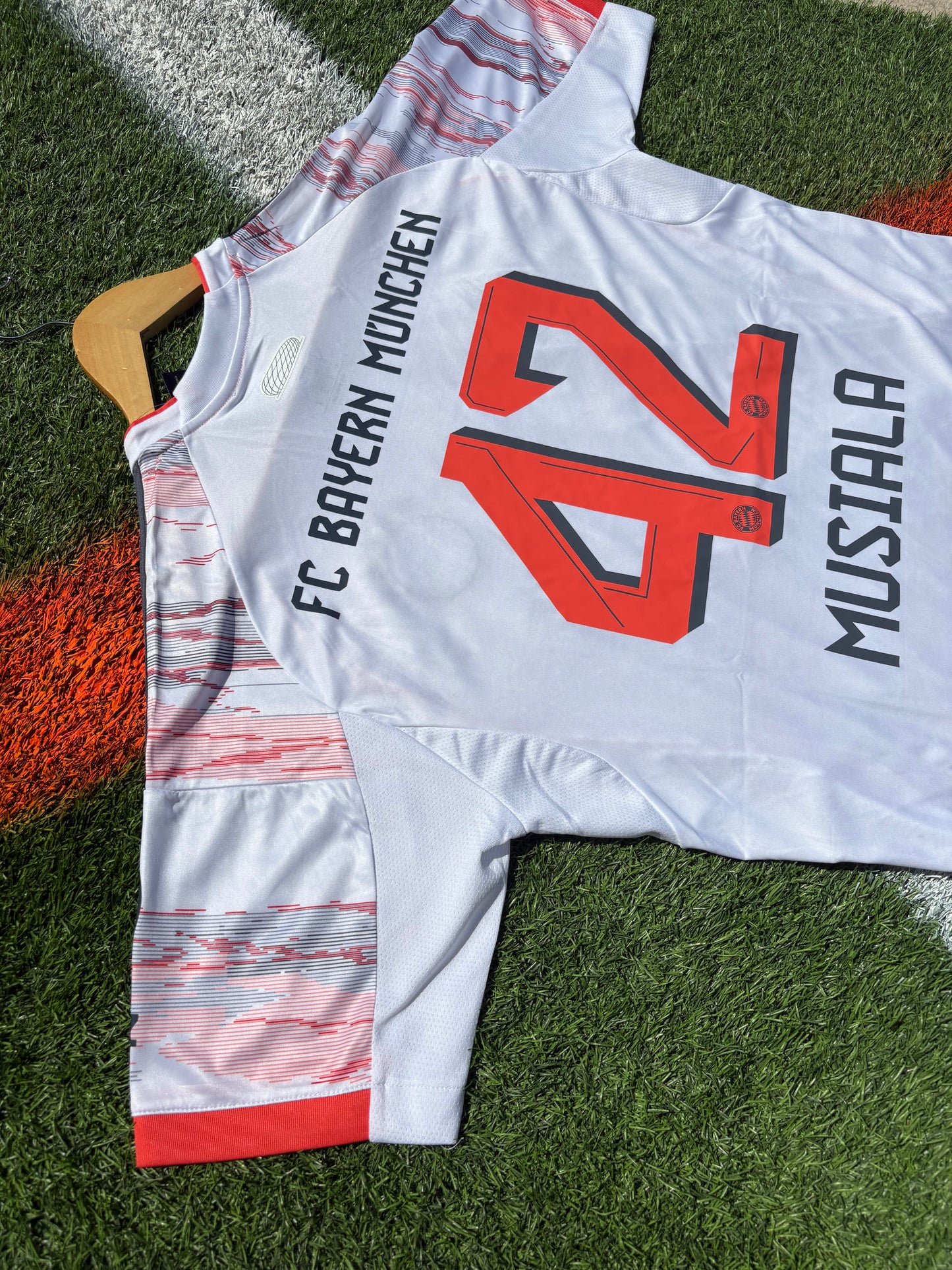 Bayern Munich 2025/2026 Away Jersey – Jamal Musiala 42-Classic White Bavarian Kit