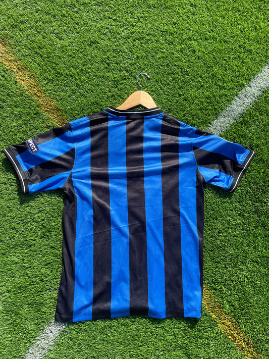 Back view of Inter Milan 2010-11 Home Jersey with black and blue stripes and Scudetto patch
