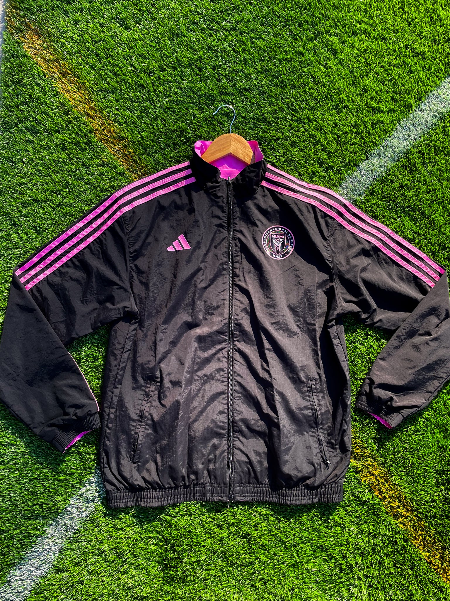 Front view of Inter Miami 2024/2025 Windbreaker in pink side out

