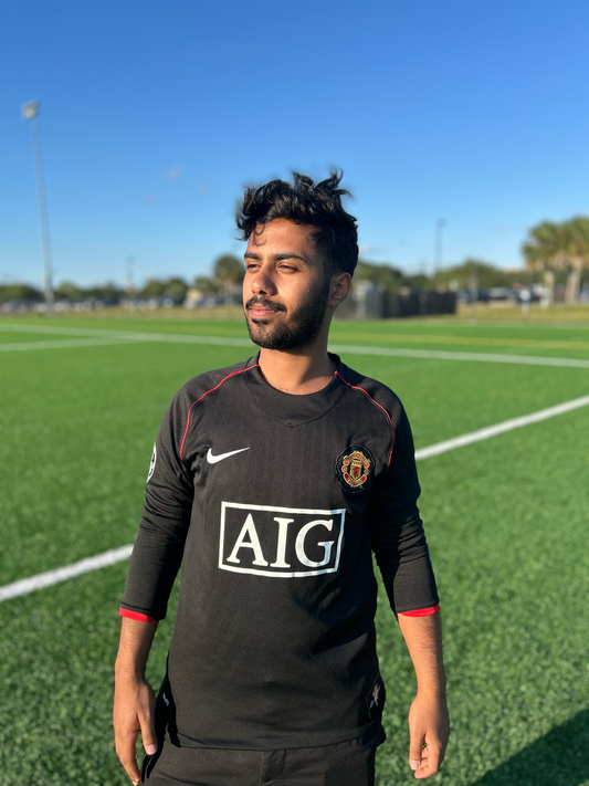 Streetwear look styled with vintage black Ronaldo away jersey

