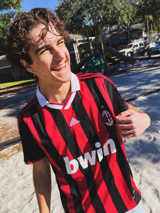 Model wearing the customized AC Milan 2009-2010 home jersey

