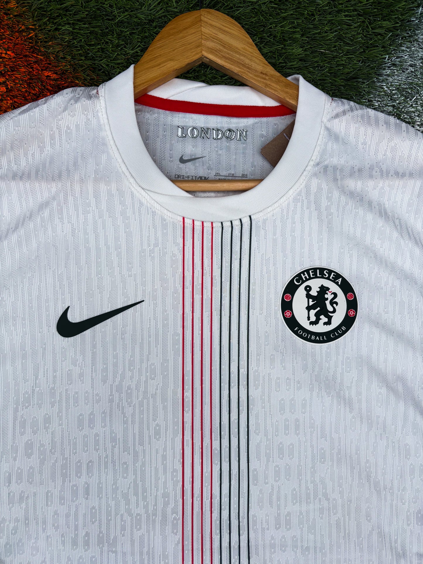 Chelsea FC 2025/26 Away Jersey – Palmer #10 – Off-White with Coral & Pine Detailing
