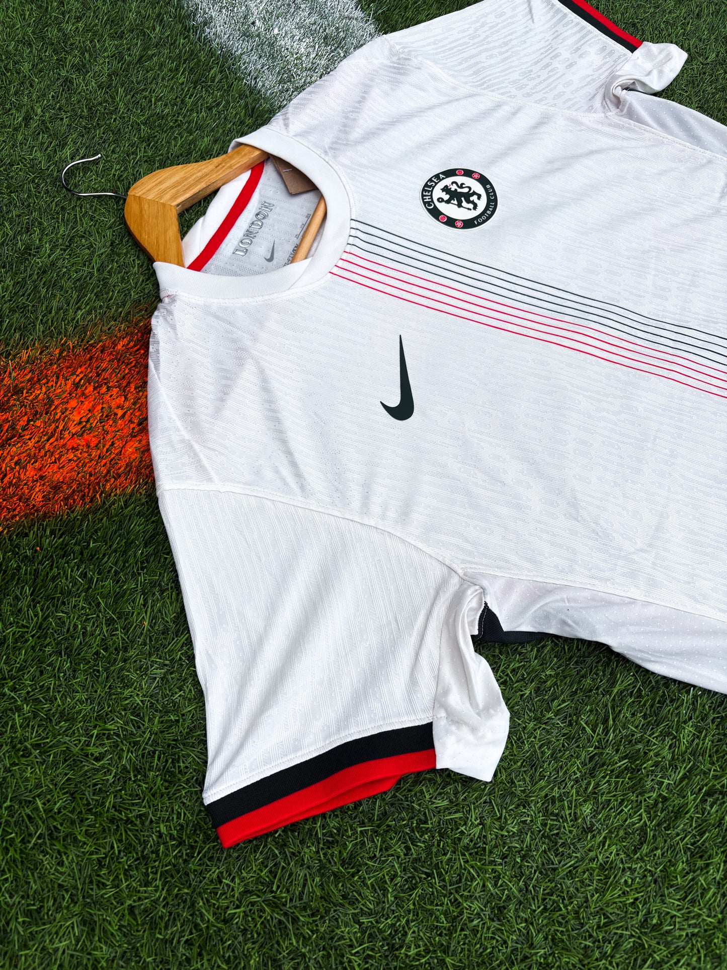 Chelsea FC 2025/26 Away Jersey – Palmer #10 – Off-White with Coral & Pine Detailing