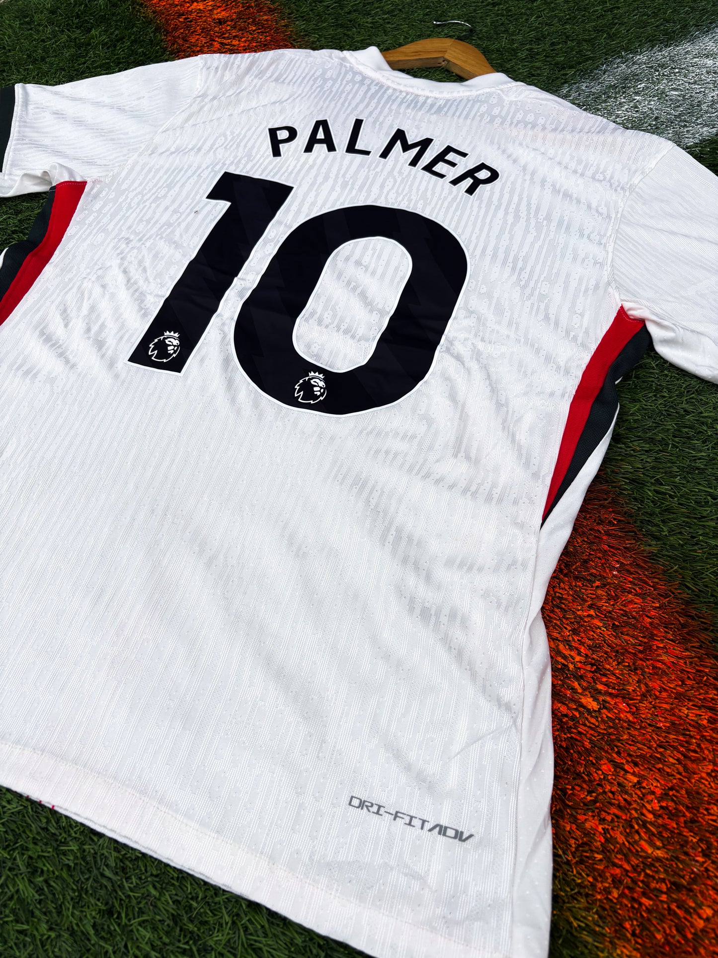 Chelsea FC 2025/26 Away Jersey – Palmer #10 – Off-White with Coral & Pine Detailing