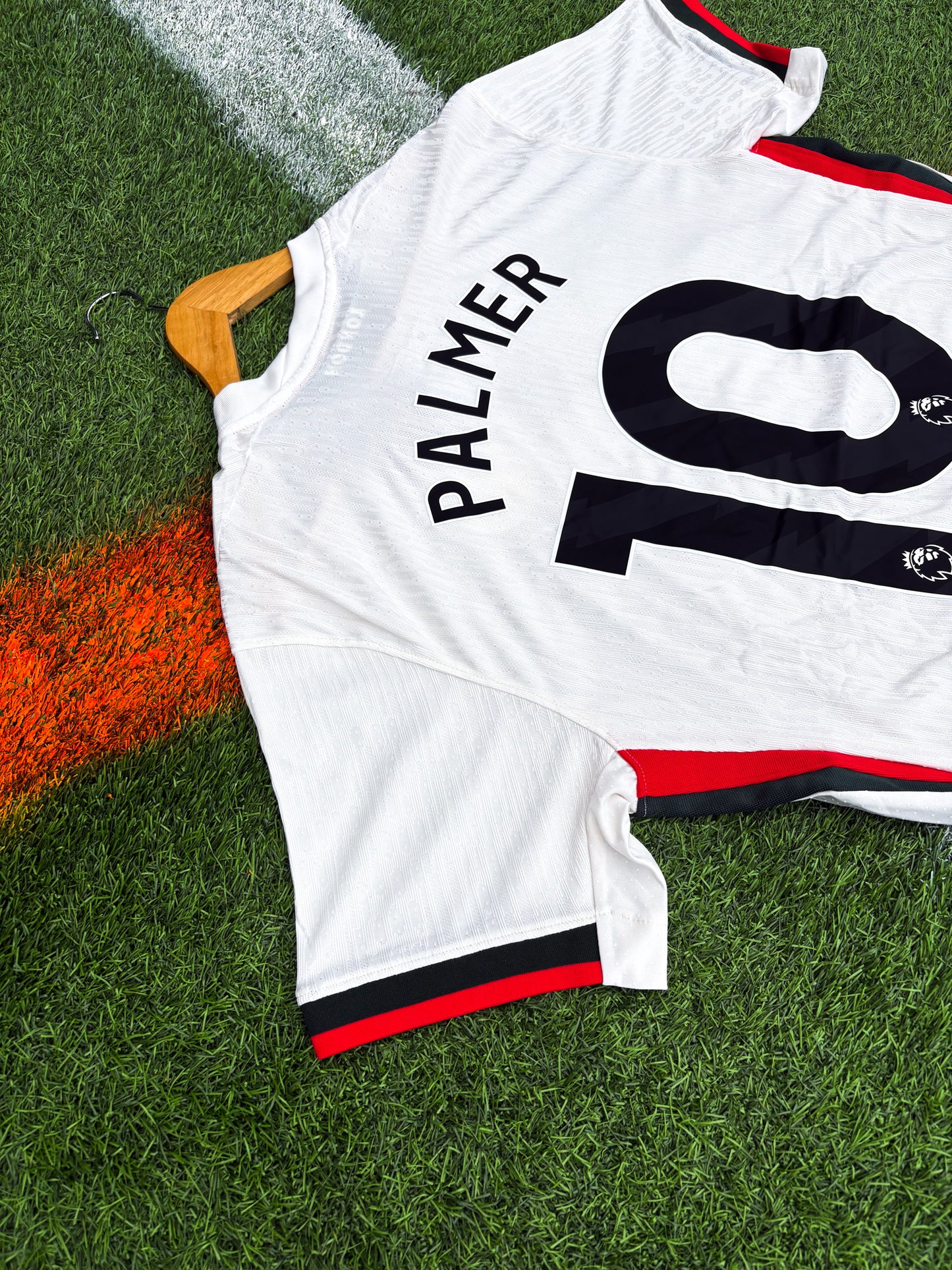 Chelsea FC 2025/26 Away Jersey – Palmer #10 – Off-White with Coral & Pine Detailing