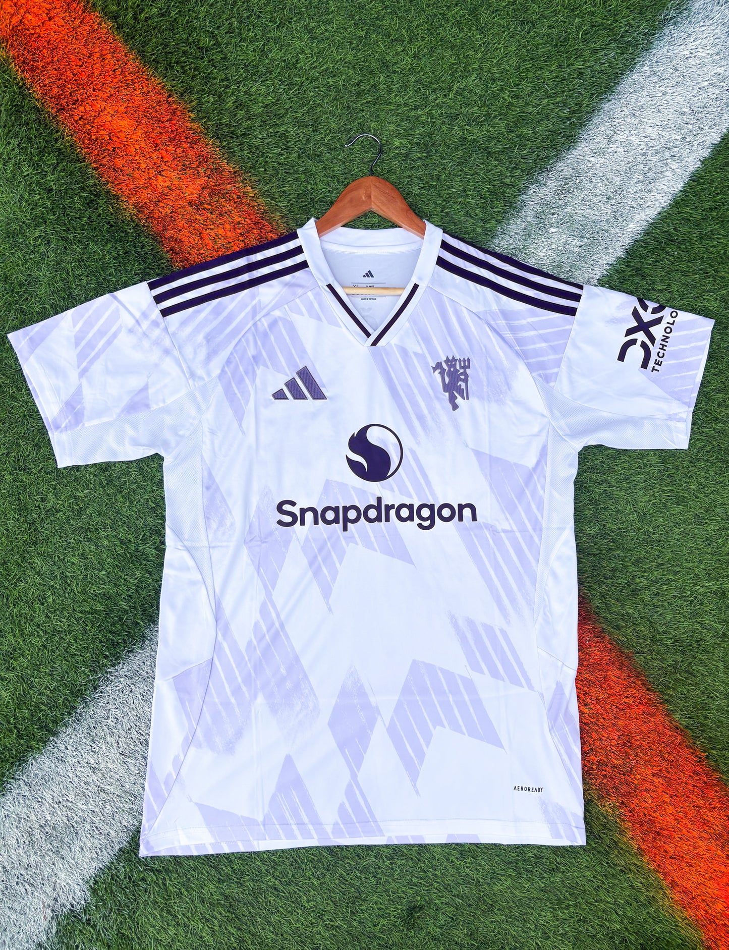 Manchester United 2025–26 Away Jersey – Šeško #30 – Modern Snowflake Revival
