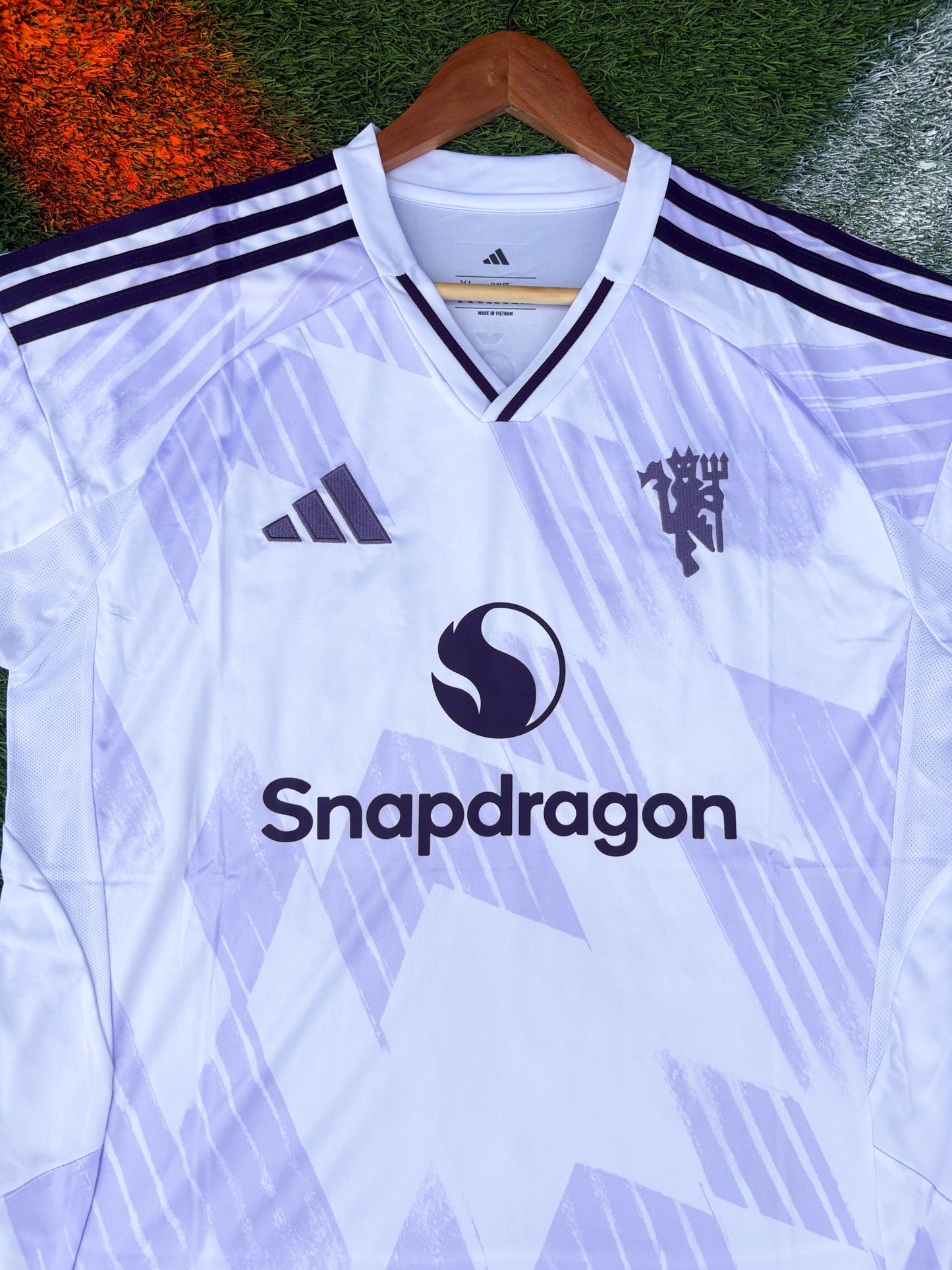 Manchester United 2025–26 Away Jersey – Šeško #30 – Modern Snowflake Revival