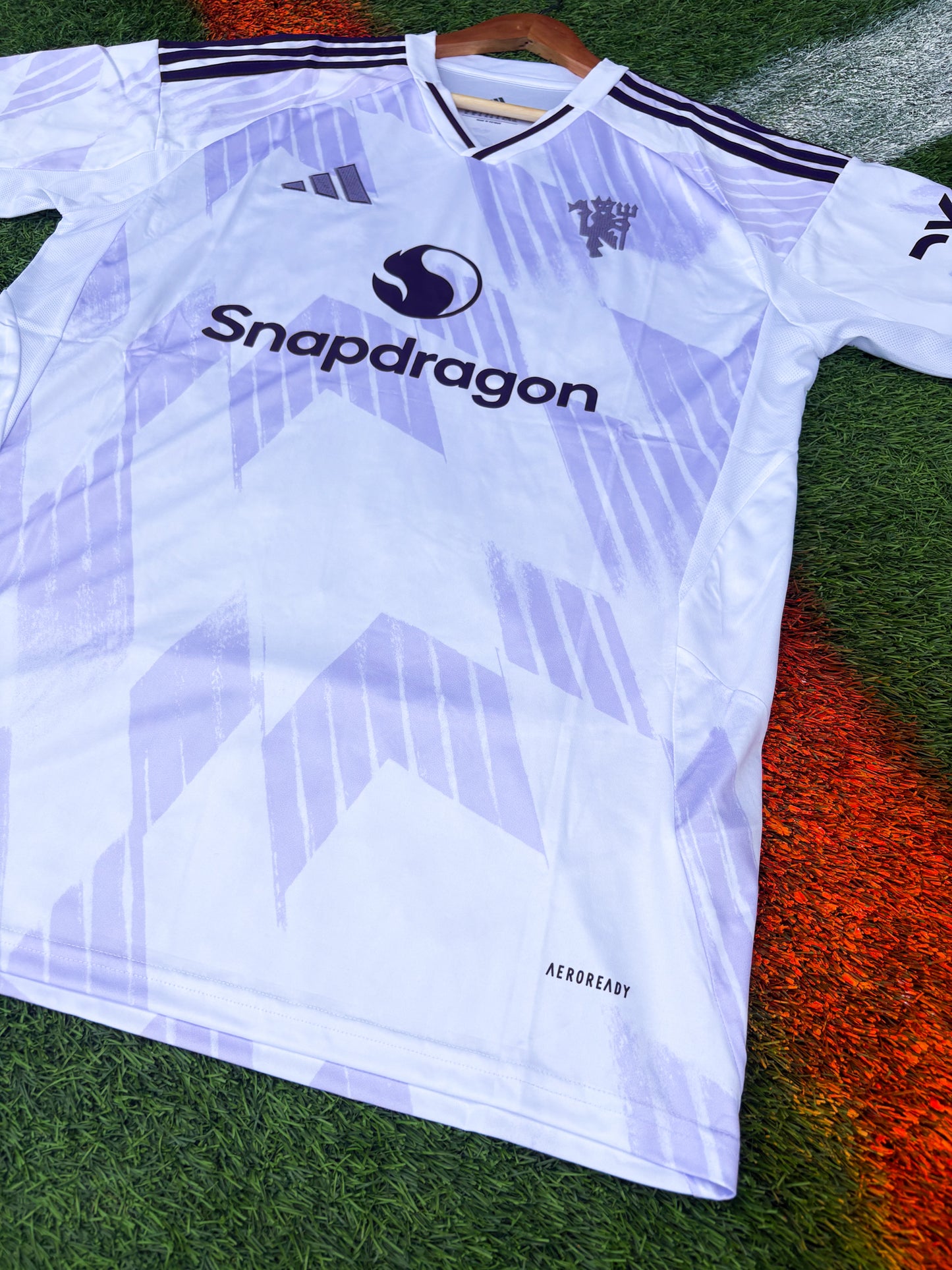 Manchester United 2025–26 Away Jersey – Šeško #30 – Modern Snowflake Revival