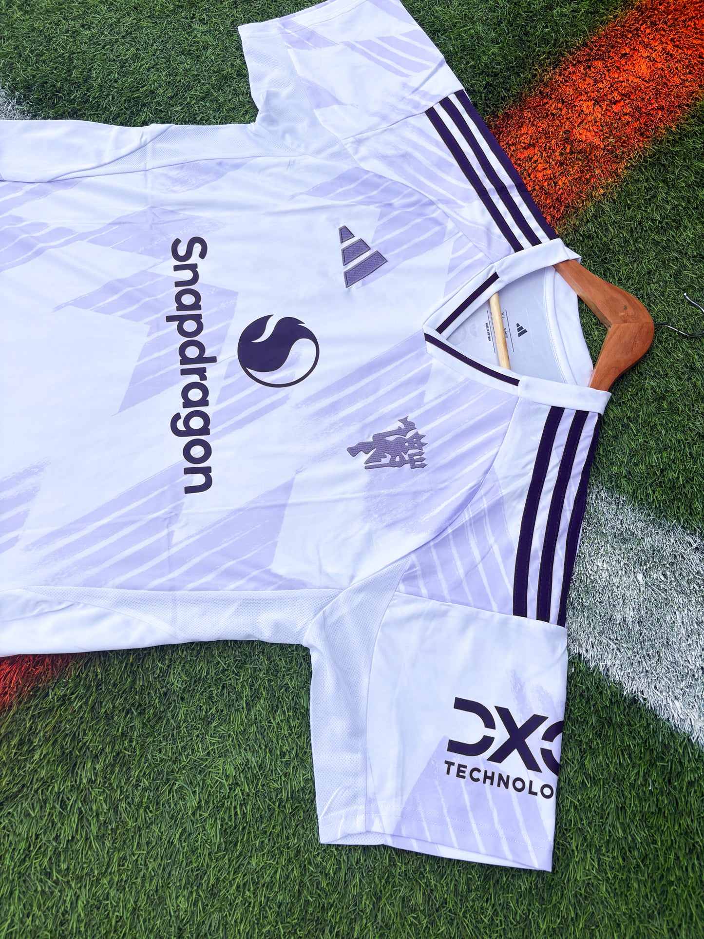 Manchester United 2025–26 Away Jersey – Šeško #30 – Modern Snowflake Revival