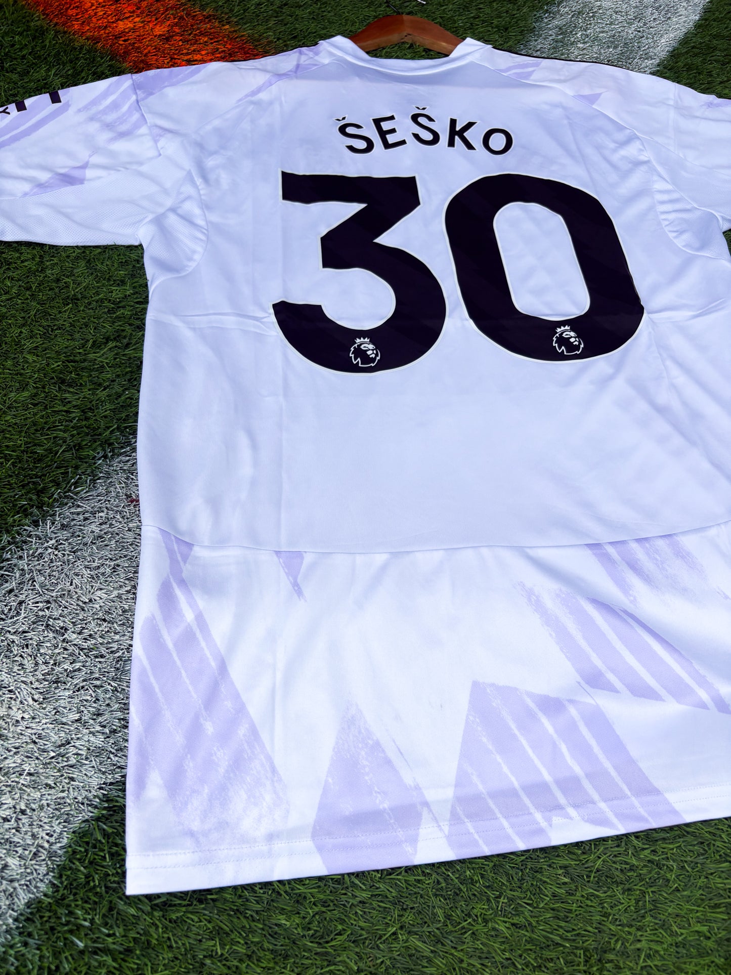 Manchester United 2025–26 Away Jersey – Šeško #30 – Modern Snowflake Revival