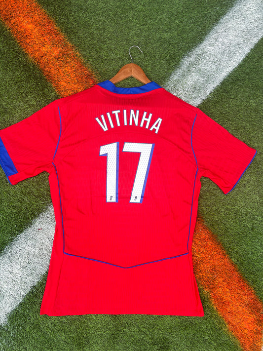 PSG 2025–26 Third Jersey – Vitinha #17 – Total 90 Red Revival Kit