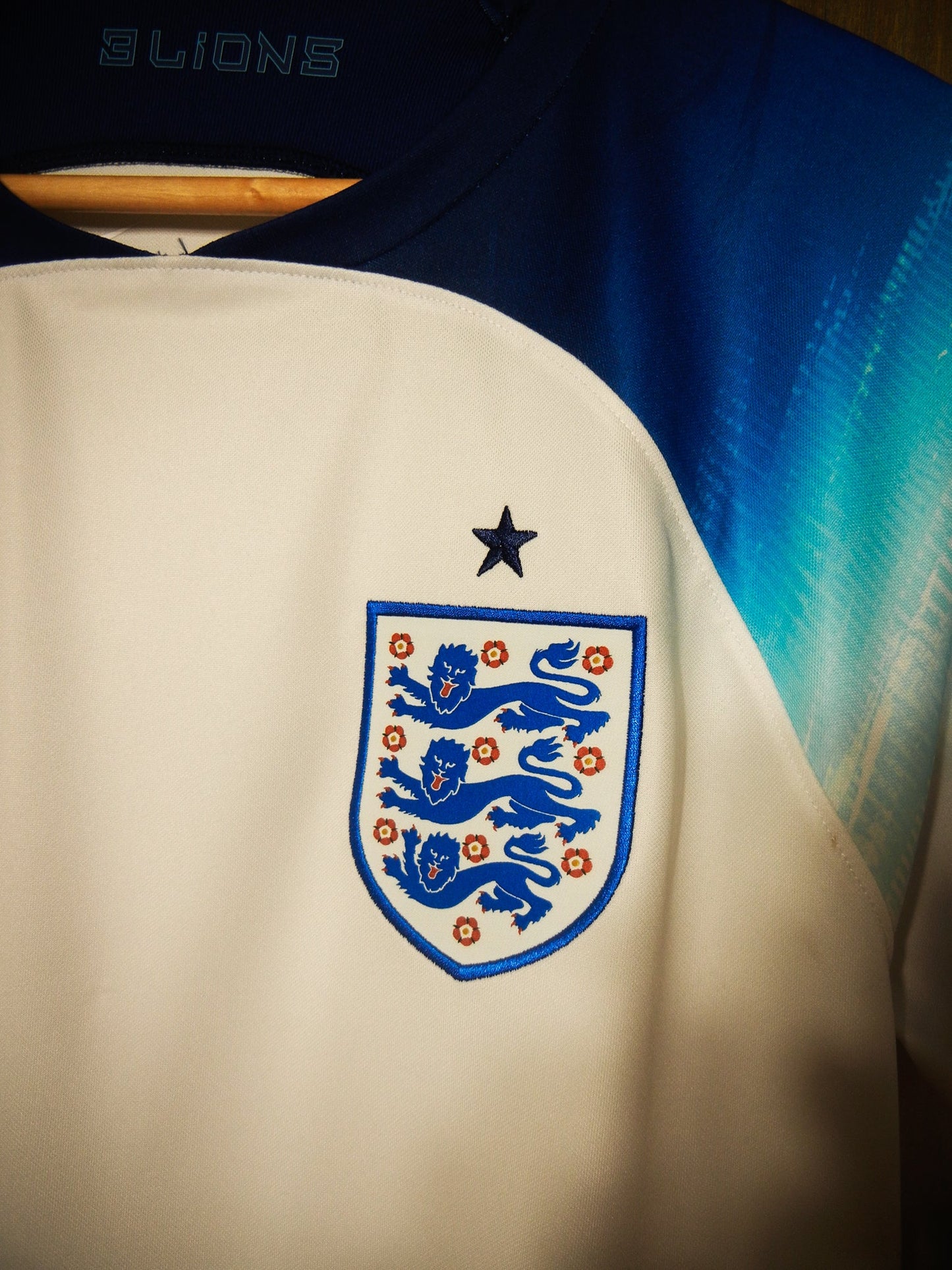 England 2022/23 Home Jersey – Harry Kane #9 – Medium – White & Sky Blue Nike Shirt – (MPN: DN0687-101)