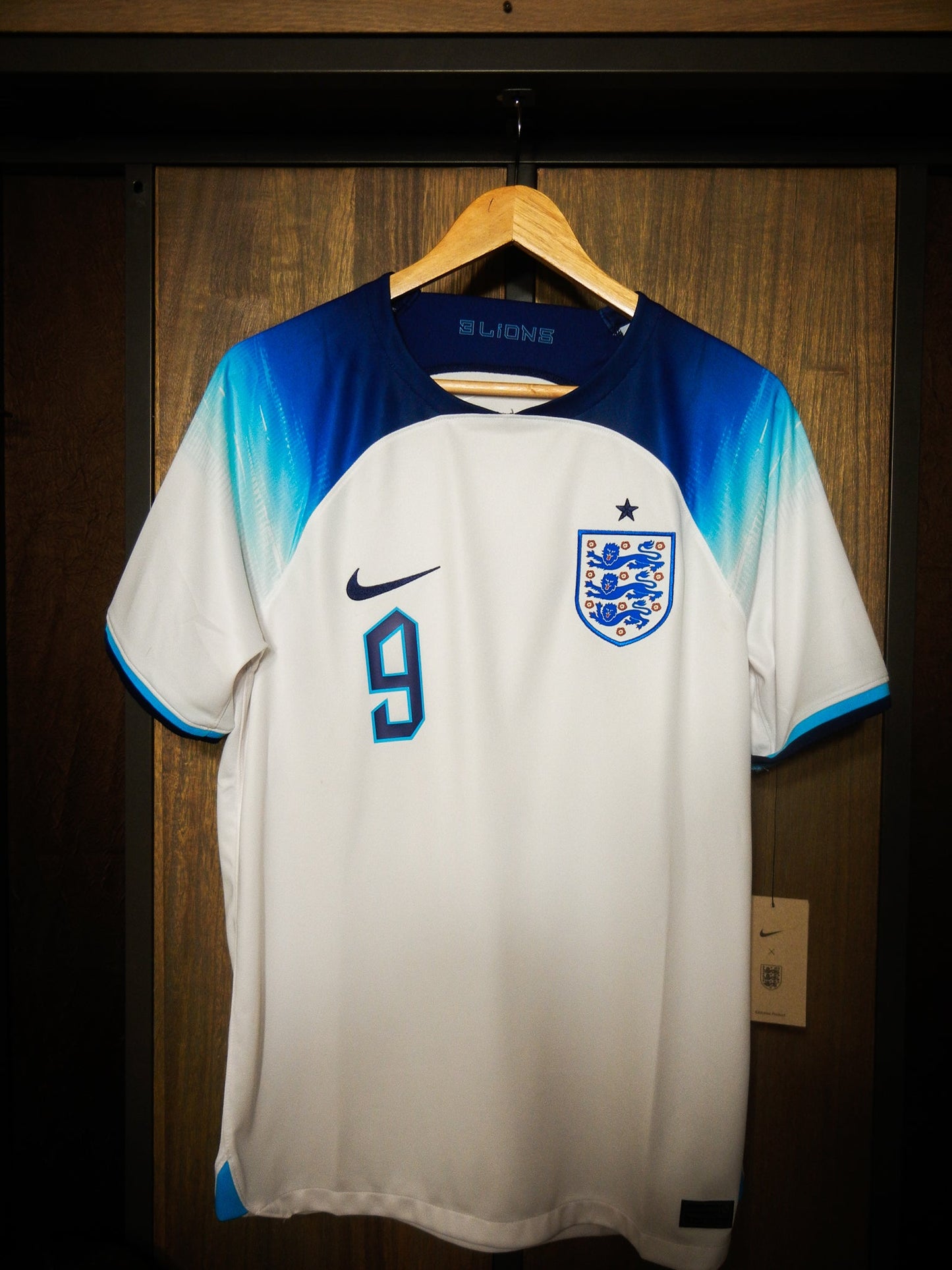 England 2022/23 Home Jersey – Harry Kane #9 – Medium – White & Sky Blue Nike Shirt – (MPN: DN0687-101)