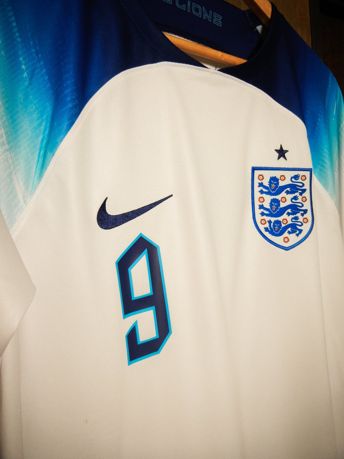 England 2022/23 Home Jersey – Harry Kane #9 – Medium – White & Sky Blue Nike Shirt – (MPN: DN0687-101)