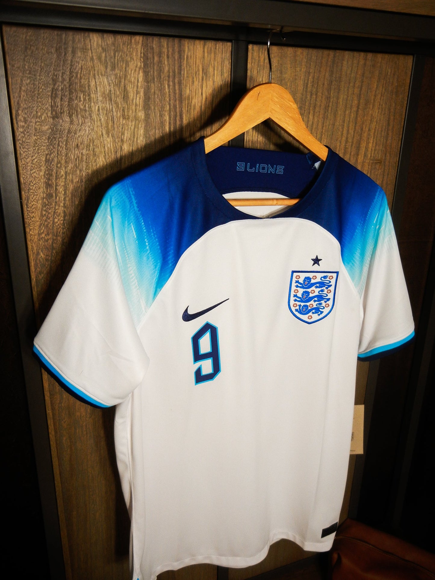 England 2022/23 Home Jersey – Harry Kane #9 – Medium – White & Sky Blue Nike Shirt – (MPN: DN0687-101)