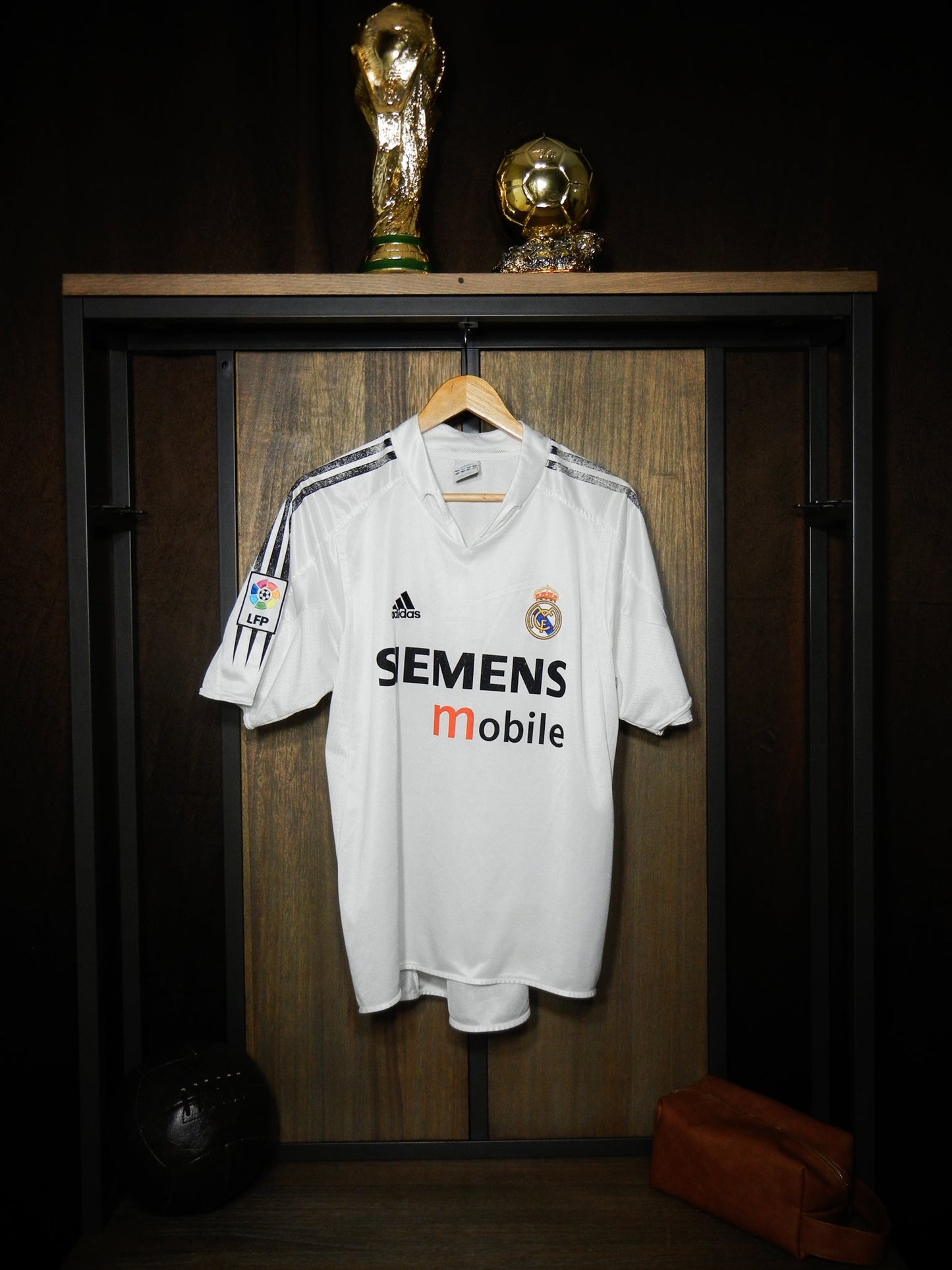 Real Madrid 2004/05 Home Jersey – David Beckham #23 – Medium – White Adidas Shirt – (MPN: AJF003)