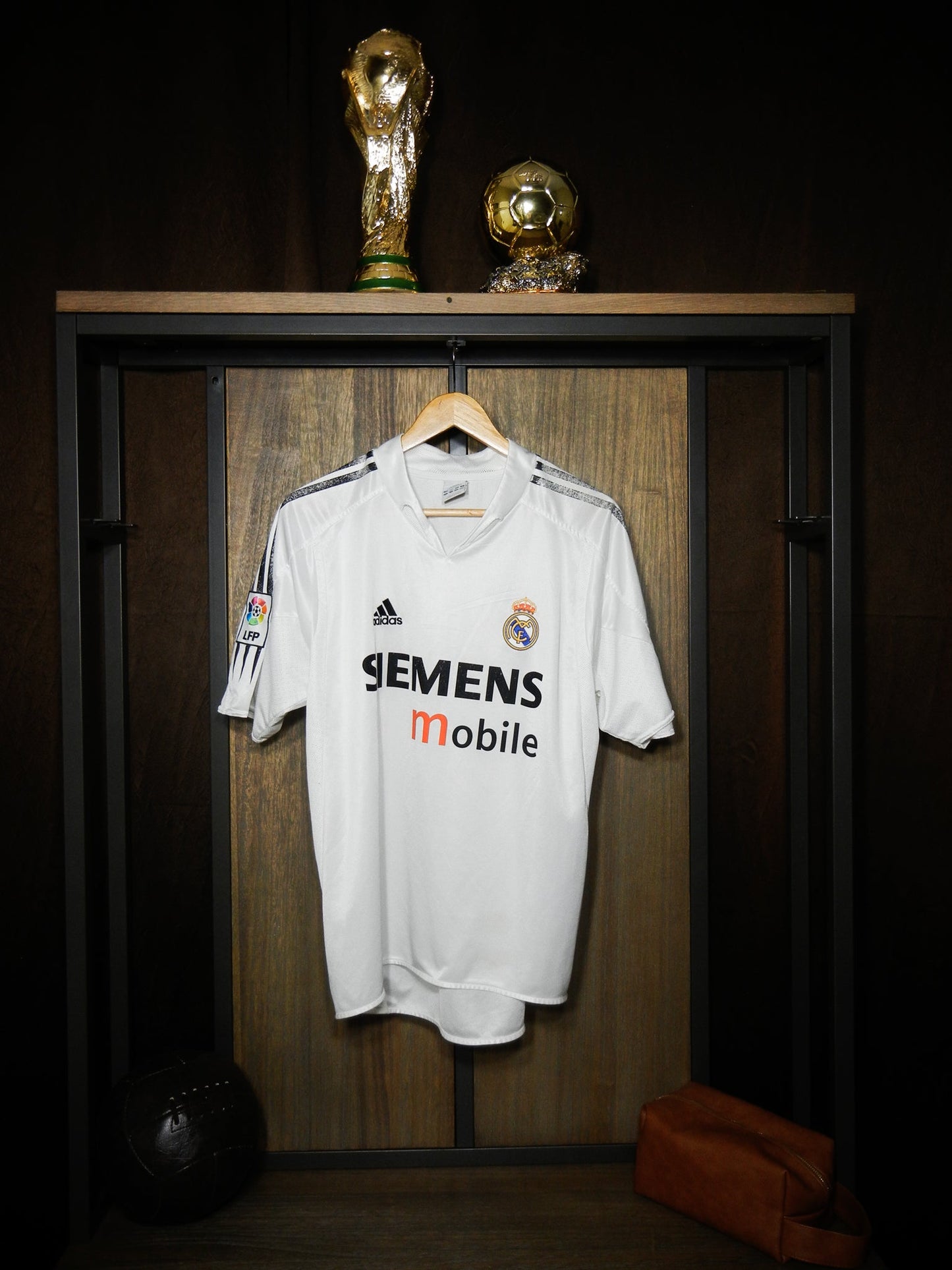 Real Madrid 2004/05 Home Jersey – David Beckham #23 – Medium – White Adidas Shirt – (MPN: AJF003)
