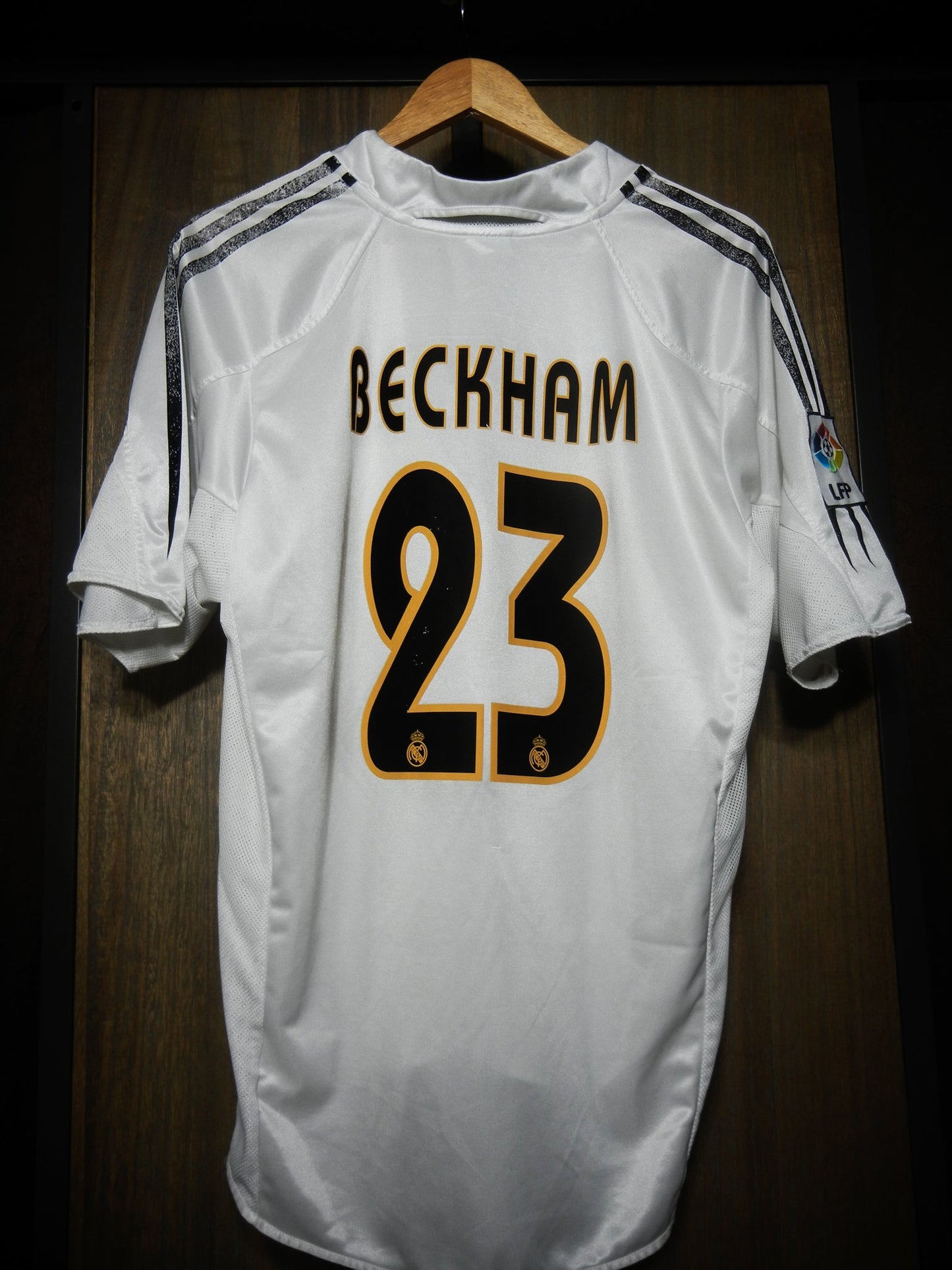 Real Madrid 2004/05 Home Jersey – David Beckham #23 – Medium – White Adidas Shirt – (MPN: AJF003)