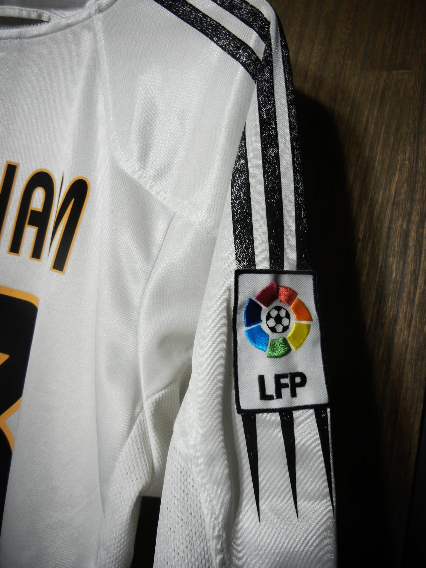 Real Madrid 2004/05 Home Jersey – David Beckham #23 – Medium – White Adidas Shirt – (MPN: AJF003)