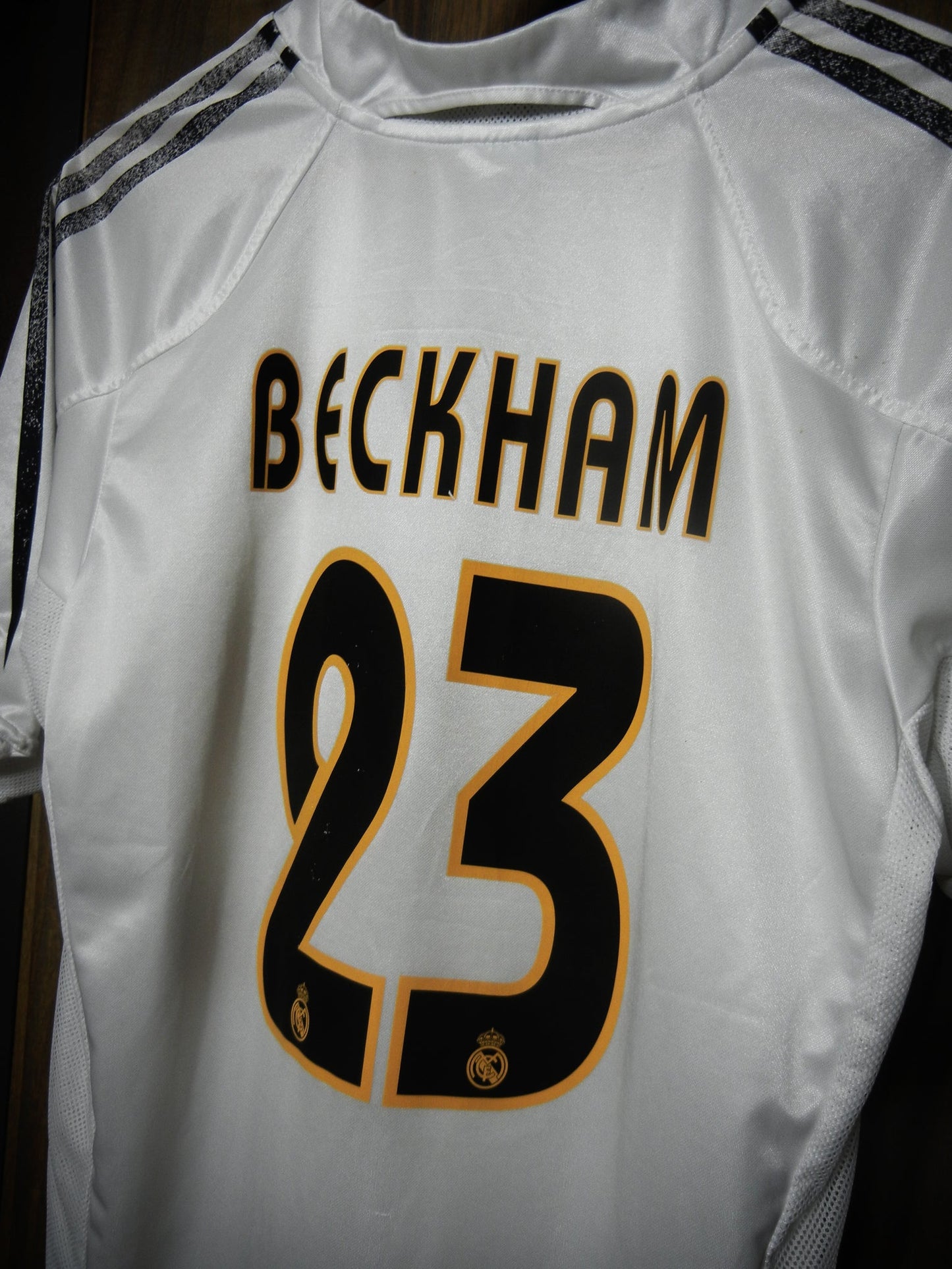 Real Madrid 2004/05 Home Jersey – David Beckham #23 – Medium – White Adidas Shirt – (MPN: AJF003)