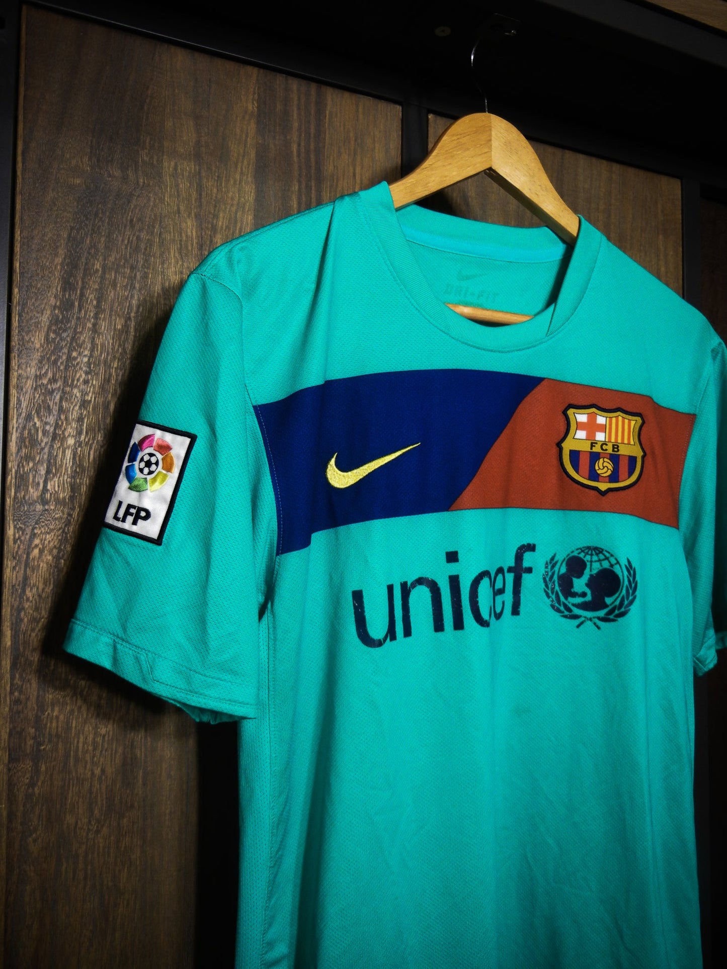 Barcelona 2010/11 Away Jersey – Lionel Messi #10 – Medium – Green Nike Shirt – (MPN: 382358-310)