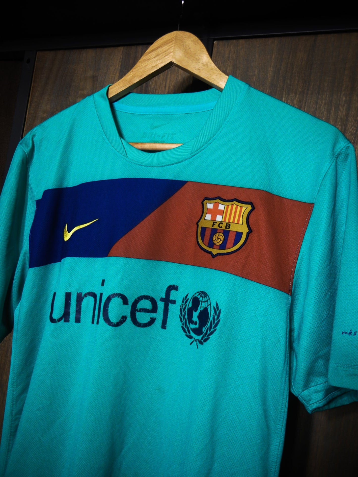 Barcelona 2010/11 Away Jersey – Lionel Messi #10 – Medium – Green Nike Shirt – (MPN: 382358-310)
