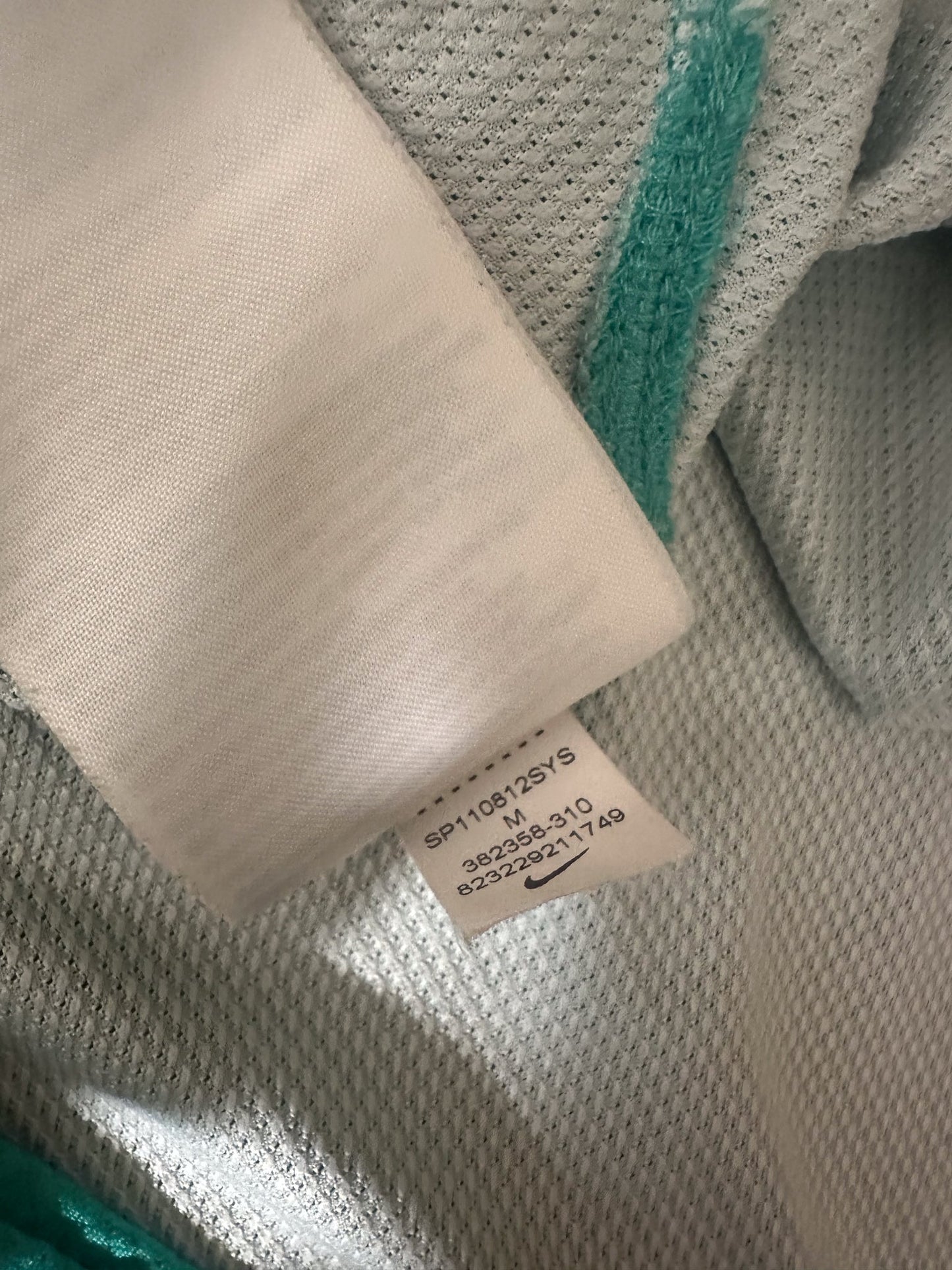 Barcelona 2010/11 Away Jersey – Lionel Messi #10 – Medium – Green Nike Shirt – (MPN: 382358-310)