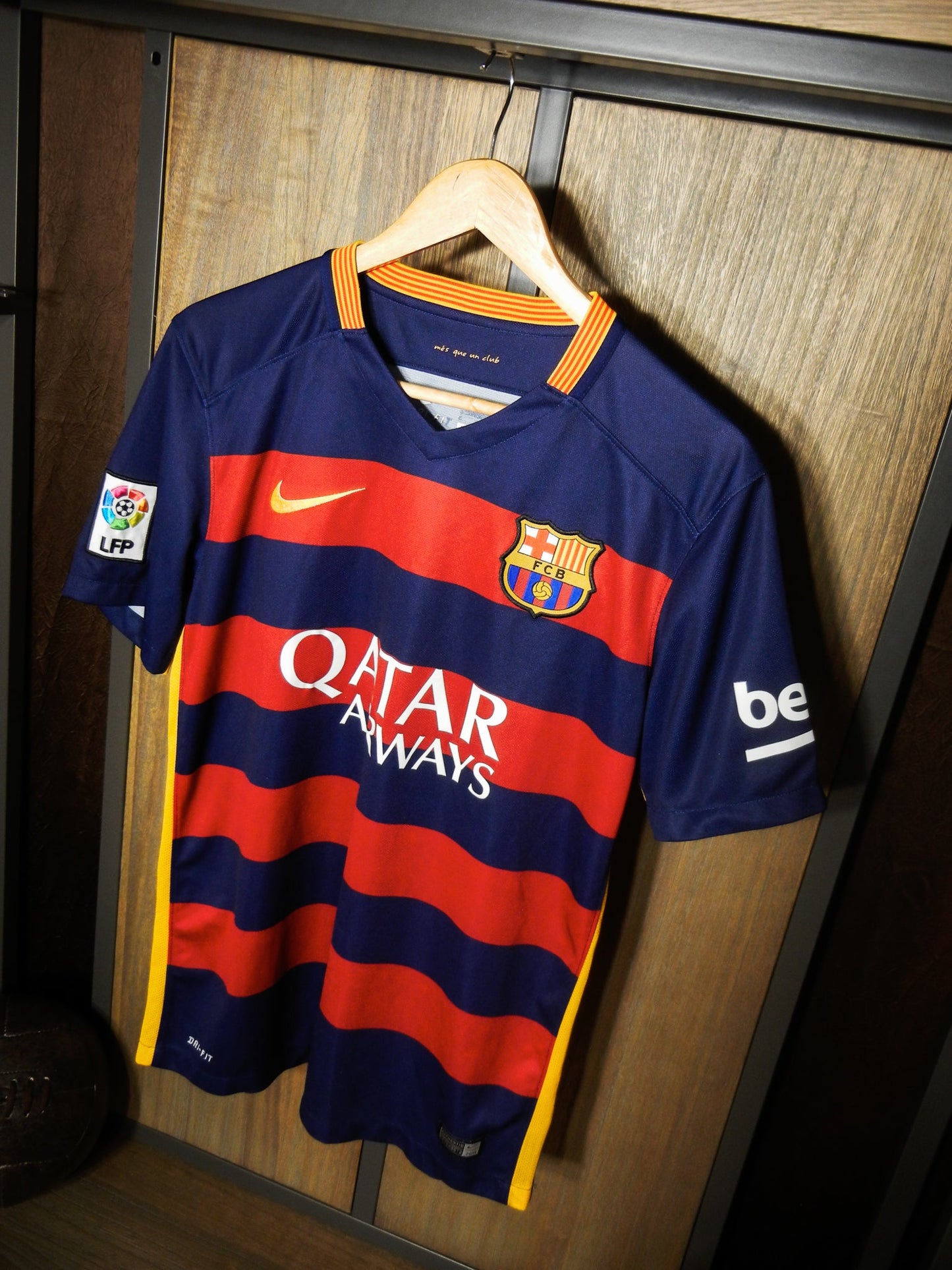 Barcelona 2015/16 Home Jersey – Neymar Jr #11 – Medium – Blue & Red Nike Shirt – (MPN: 658794-422)