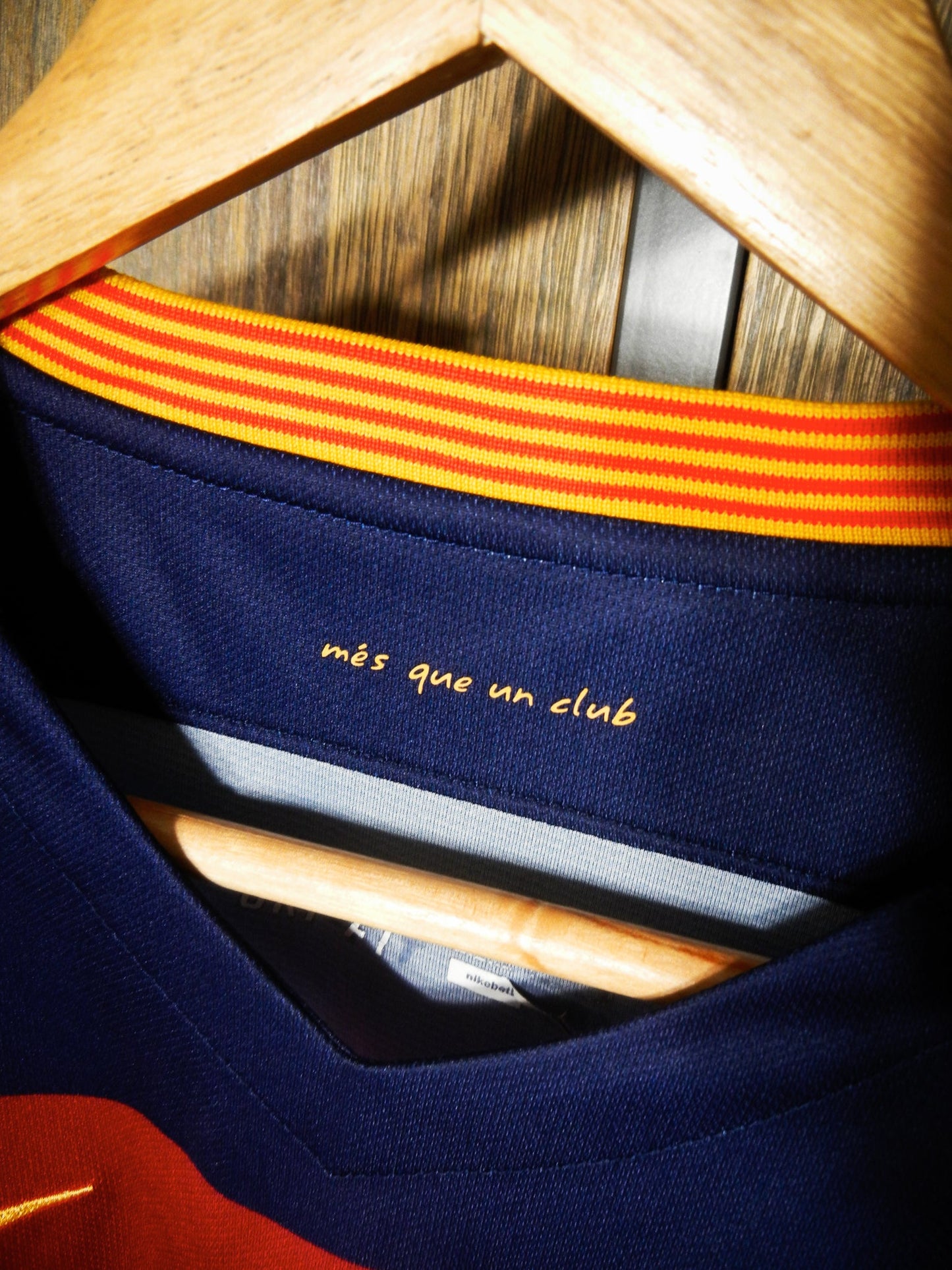 Barcelona 2015/16 Home Jersey – Neymar Jr #11 – Medium – Blue & Red Nike Shirt – (MPN: 658794-422)