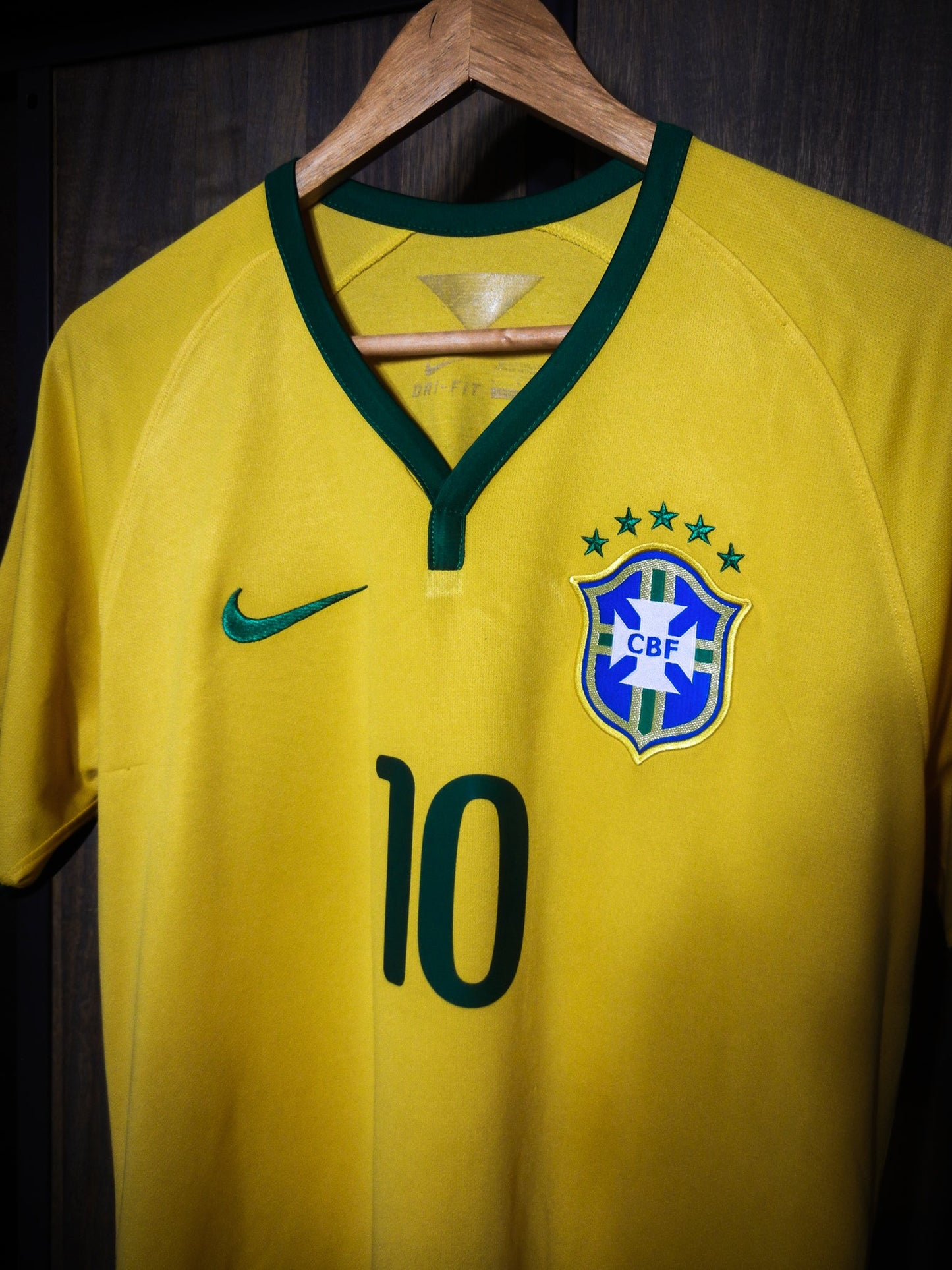 Brazil 2014 Home Jersey – Neymar Jr #10 – Large – Yellow & Green Nike Shirt – (MPN: 575280-703)
