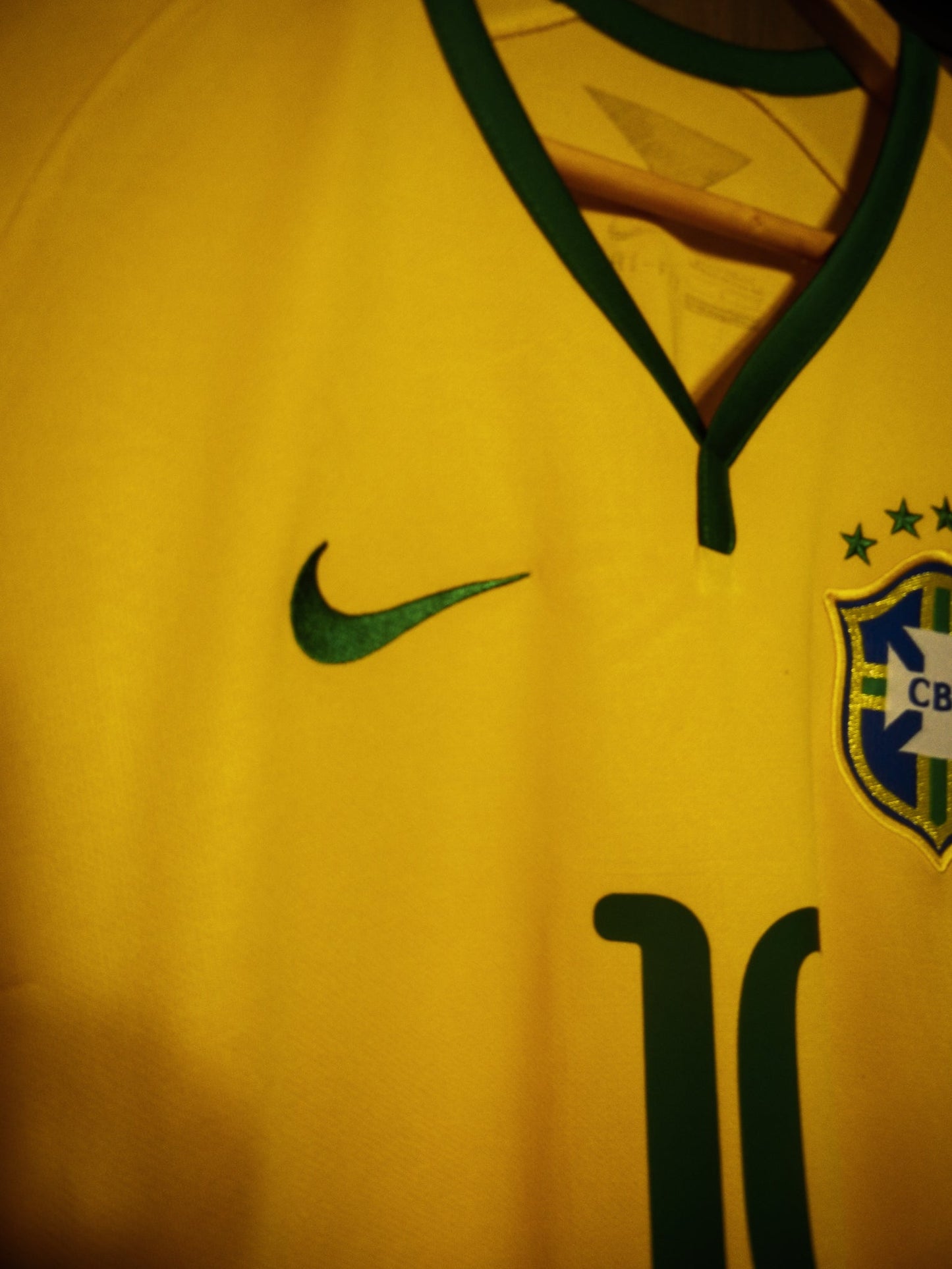 Brazil 2014 Home Jersey – Neymar Jr #10 – Large – Yellow & Green Nike Shirt – (MPN: 575280-703)