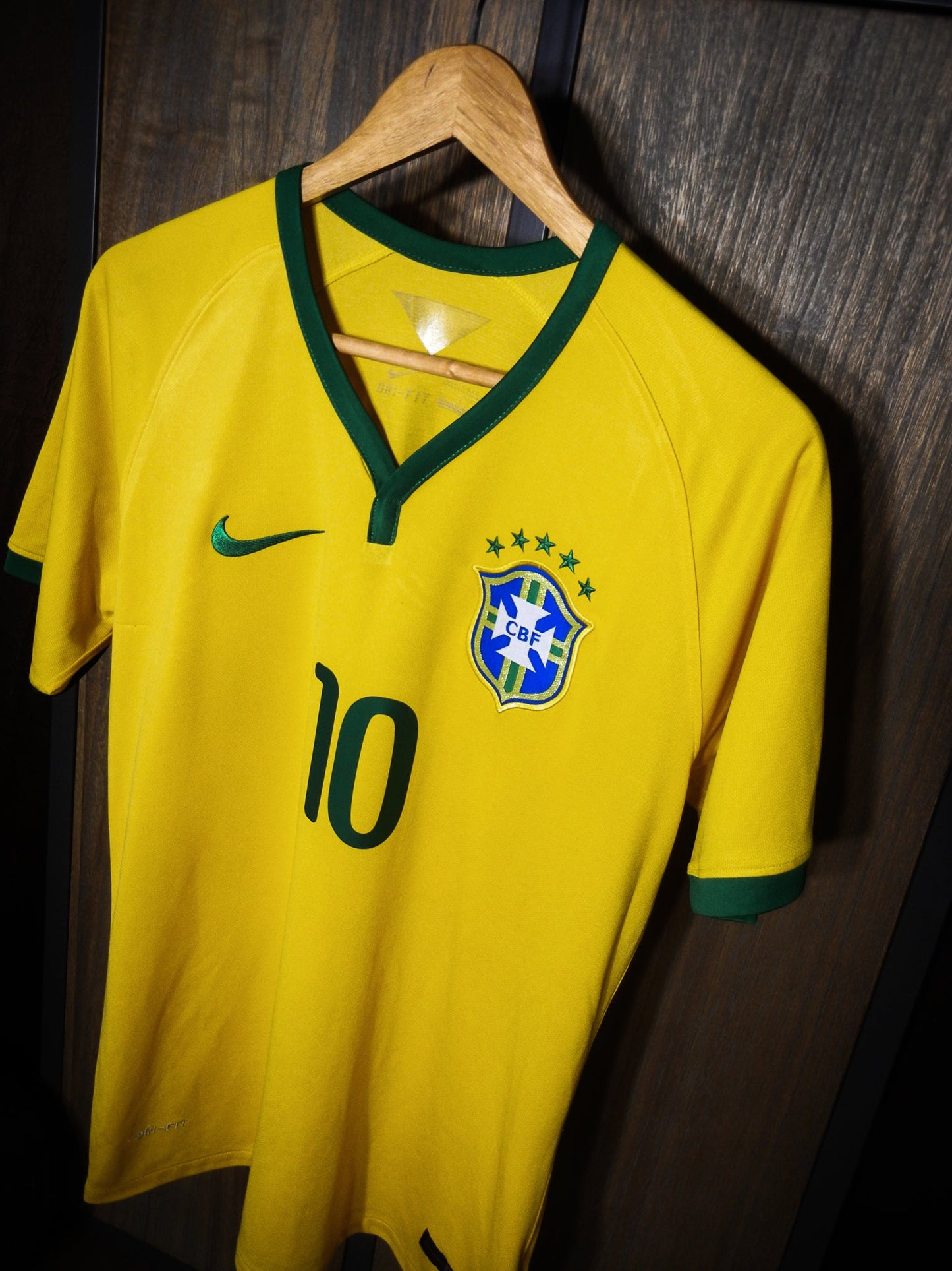 Brazil 2014 Home Jersey – Neymar Jr #10 – Large – Yellow & Green Nike Shirt – (MPN: 575280-703)