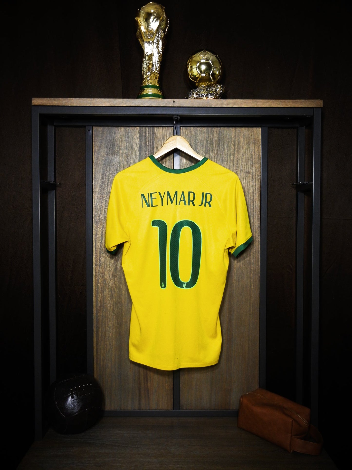 Brazil 2014 Home Jersey – Neymar Jr #10 – Large – Yellow & Green Nike Shirt – (MPN: 575280-703)