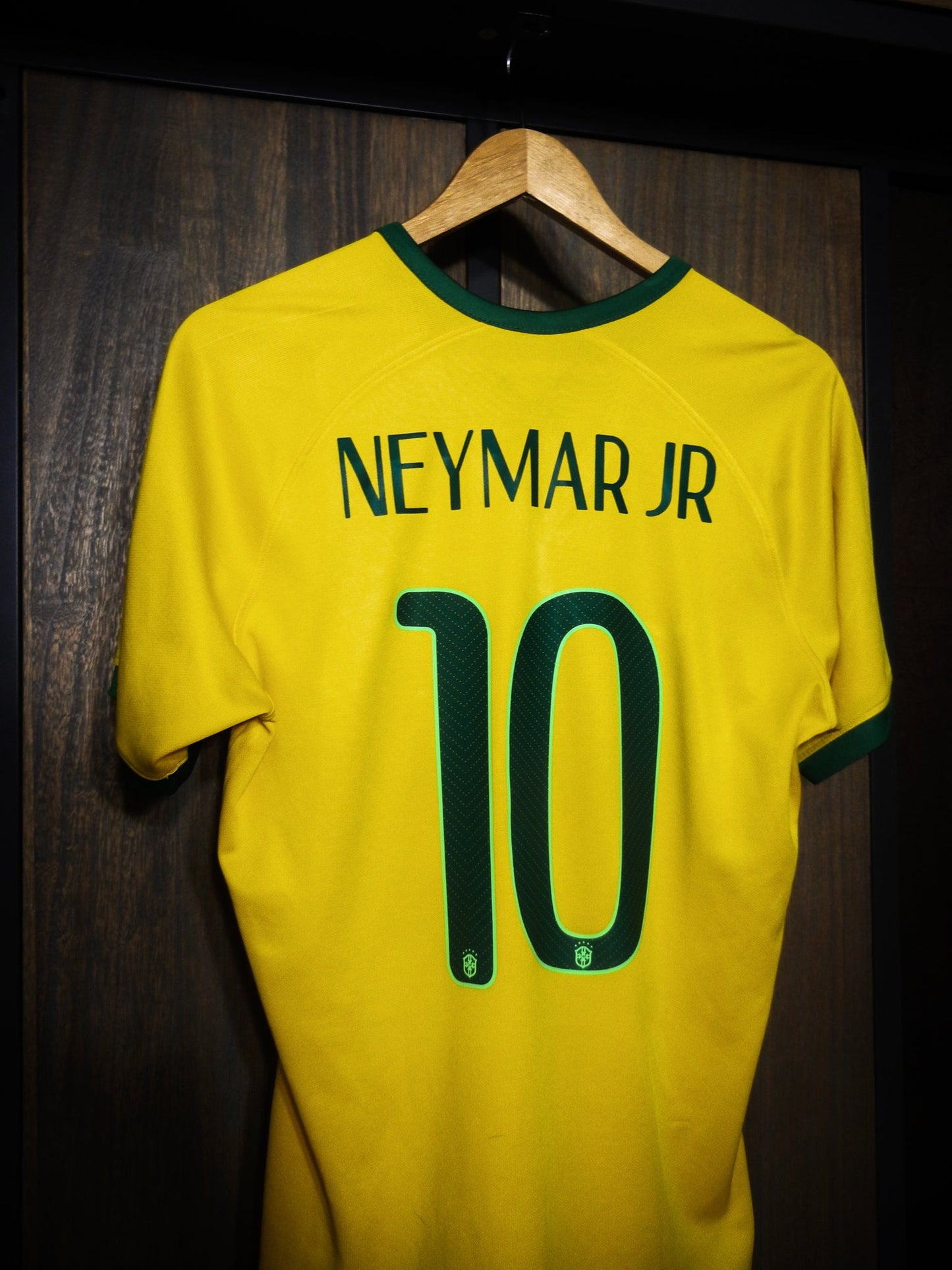 Brazil 2014 Home Jersey – Neymar Jr #10 – Large – Yellow & Green Nike Shirt – (MPN: 575280-703)
