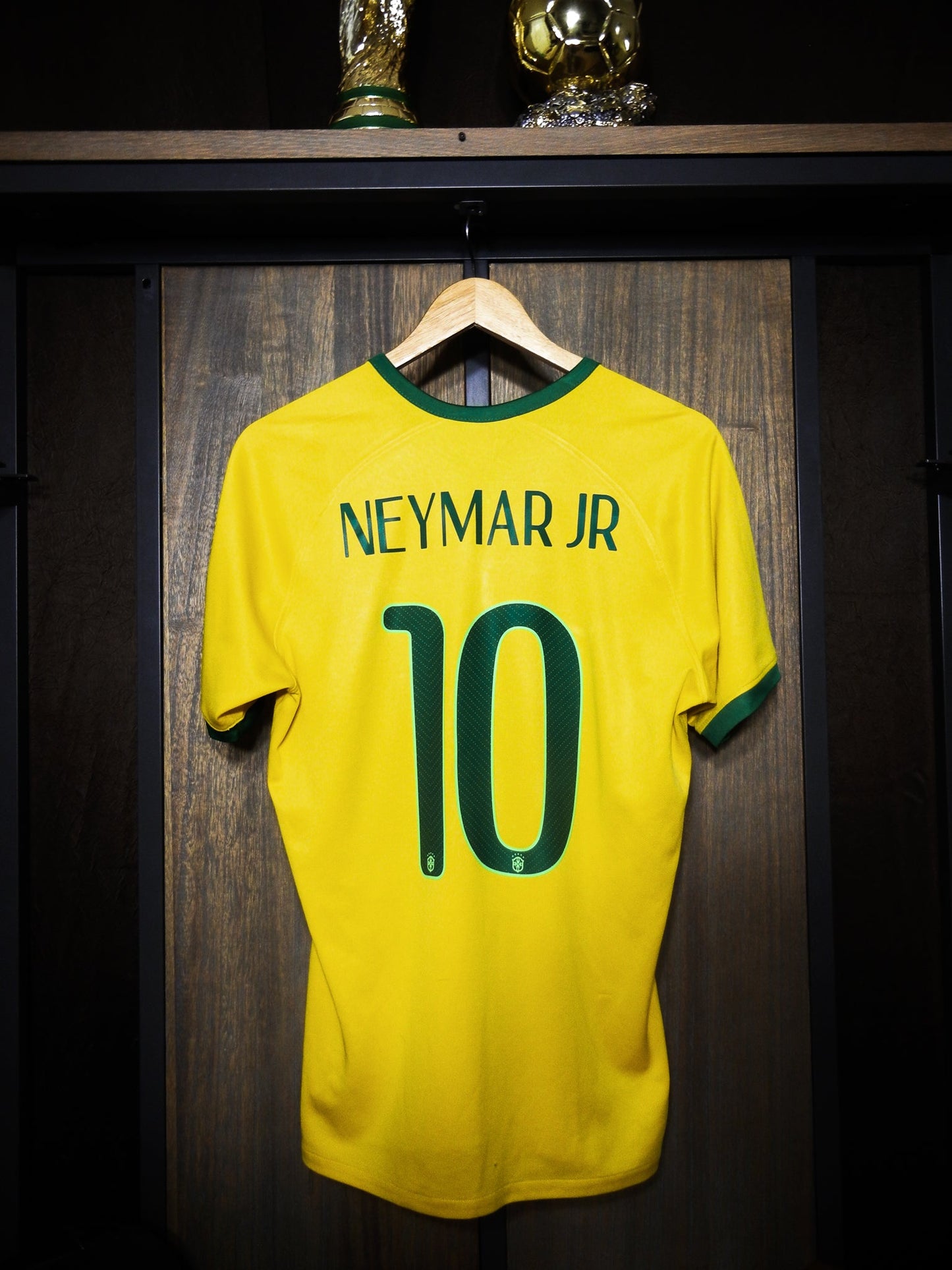 Brazil 2014 Home Jersey – Neymar Jr #10 – Large – Yellow & Green Nike Shirt – (MPN: 575280-703)