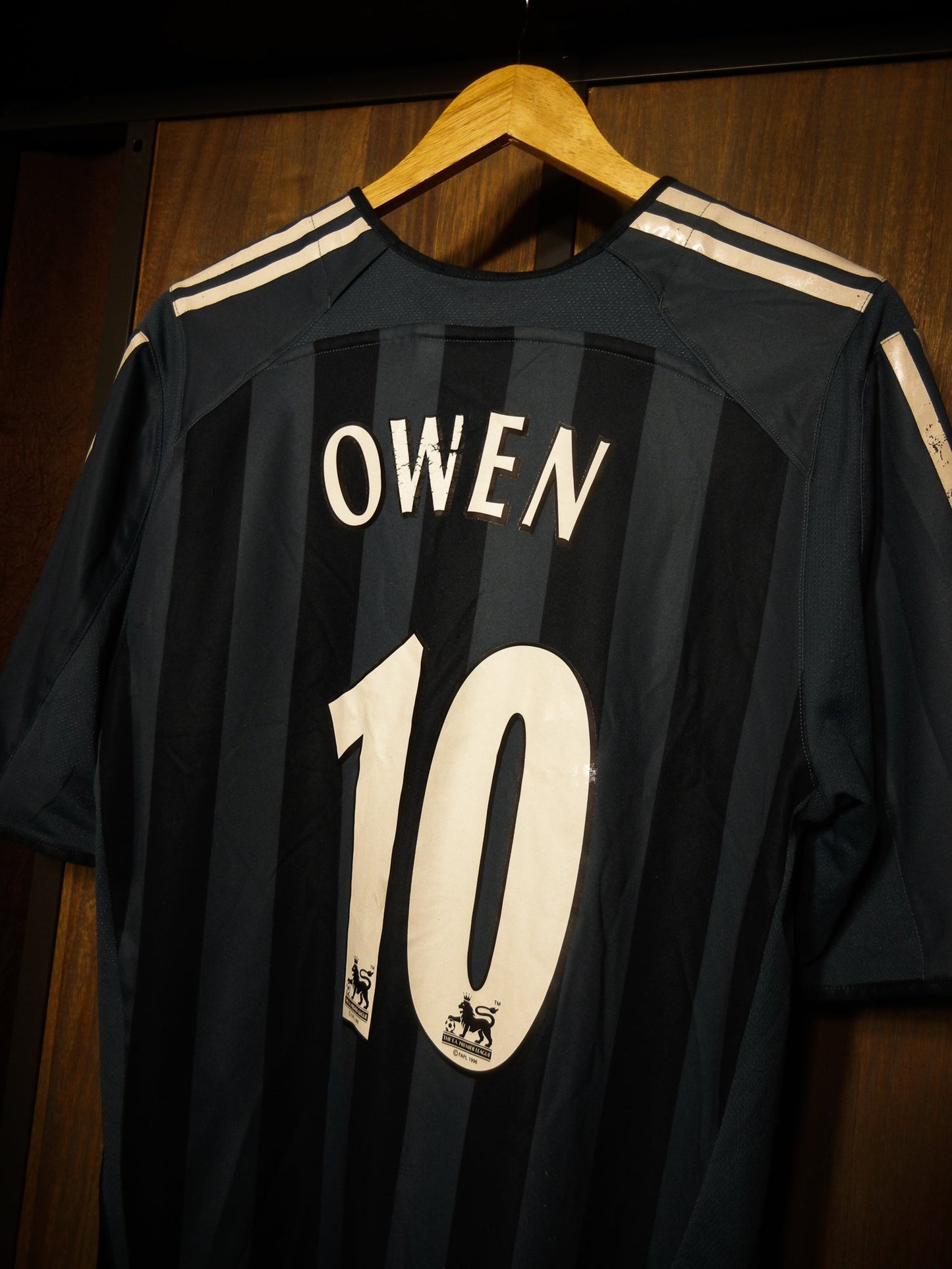 Newcastle United 2005/06 Away Jersey – Michael Owen #10 - Medium – Gray & Black Adidas Shirt- (MPN: 110148 Adidas)