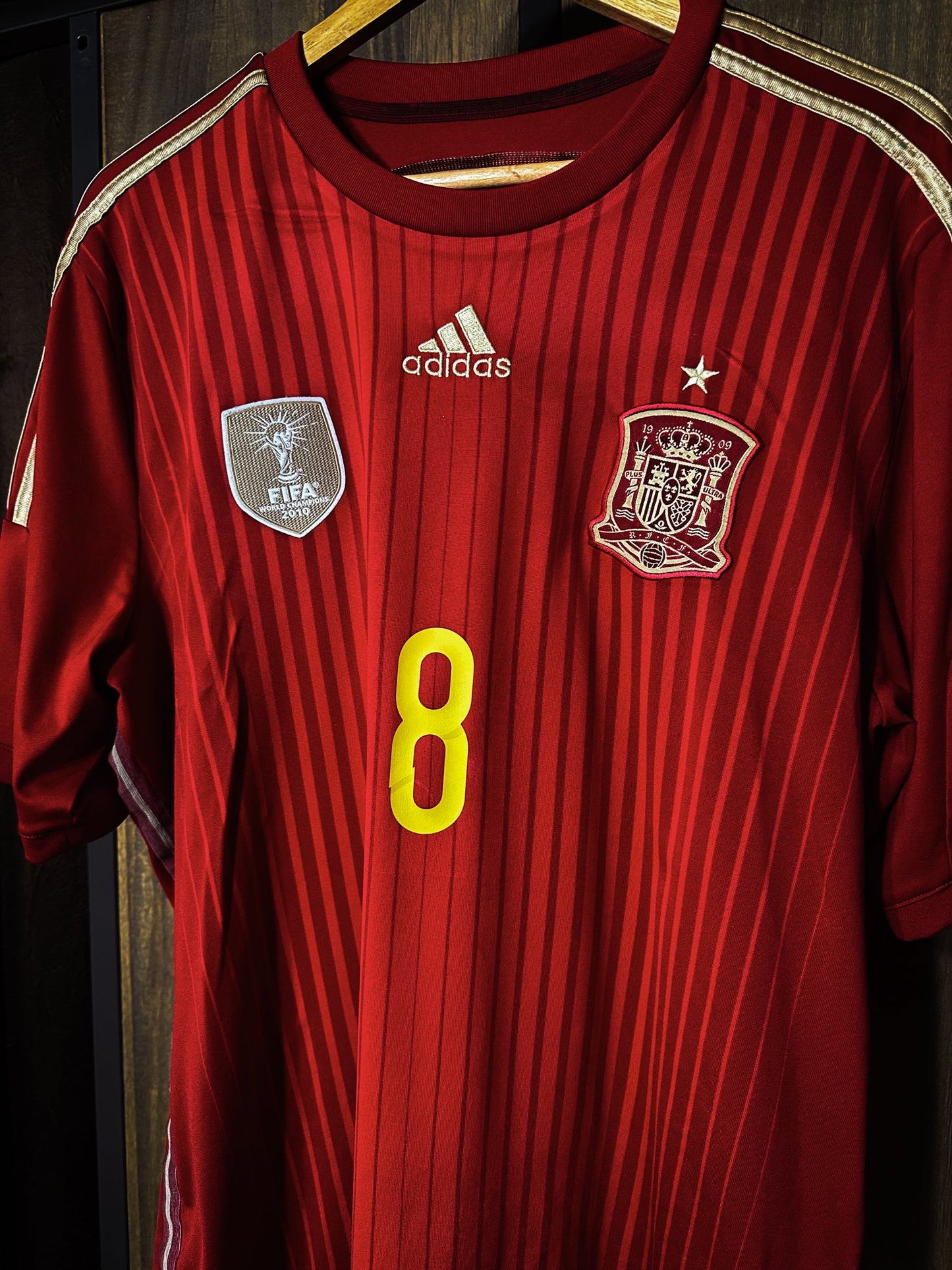 Spain 2014/15 Home Jersey – Xavi #8 – XL – Red Adidas Shirt (MPN: G85279)