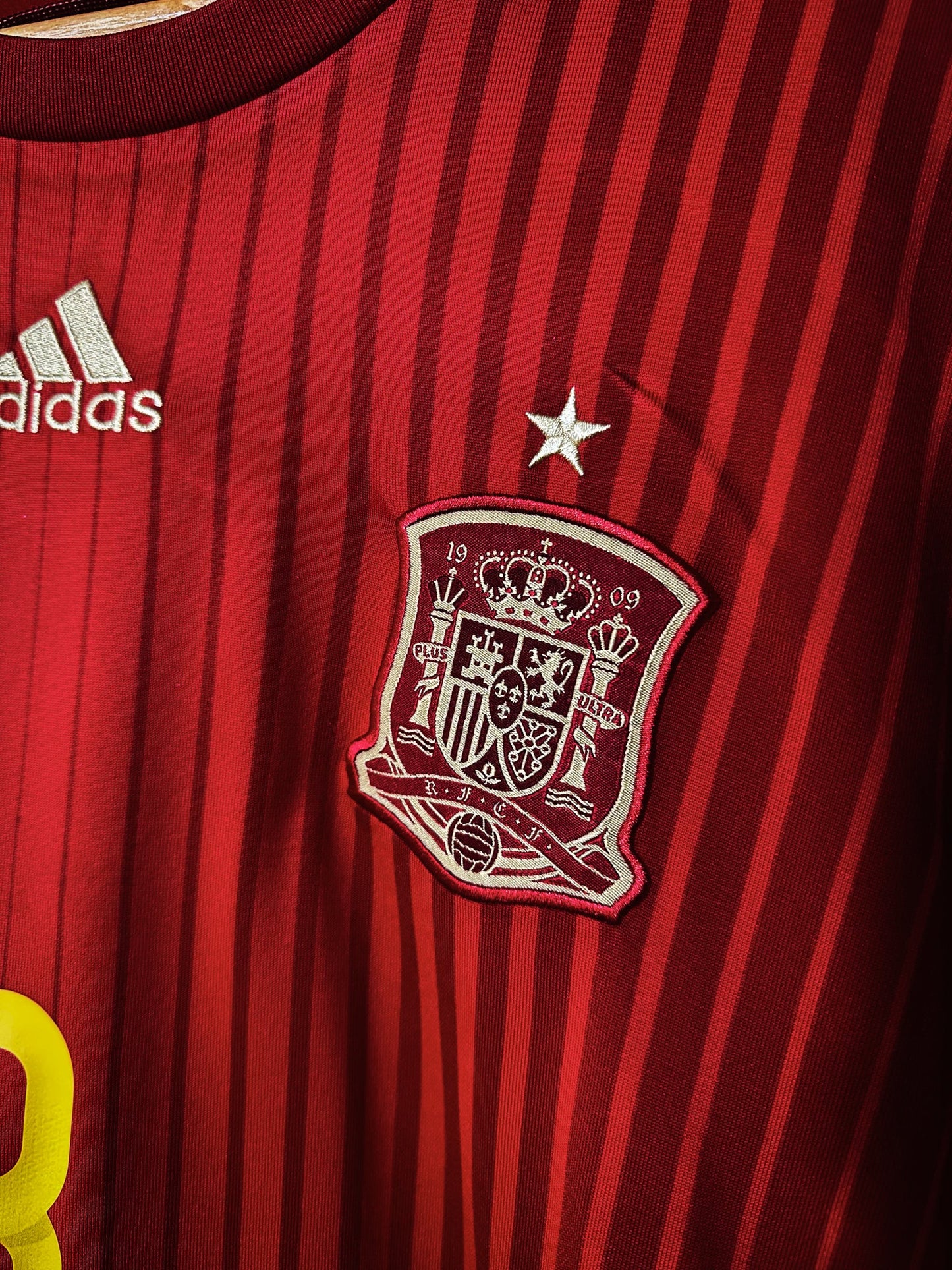 Spain 2014/15 Home Jersey – Xavi #8 – XL – Red Adidas Shirt (MPN: G85279)